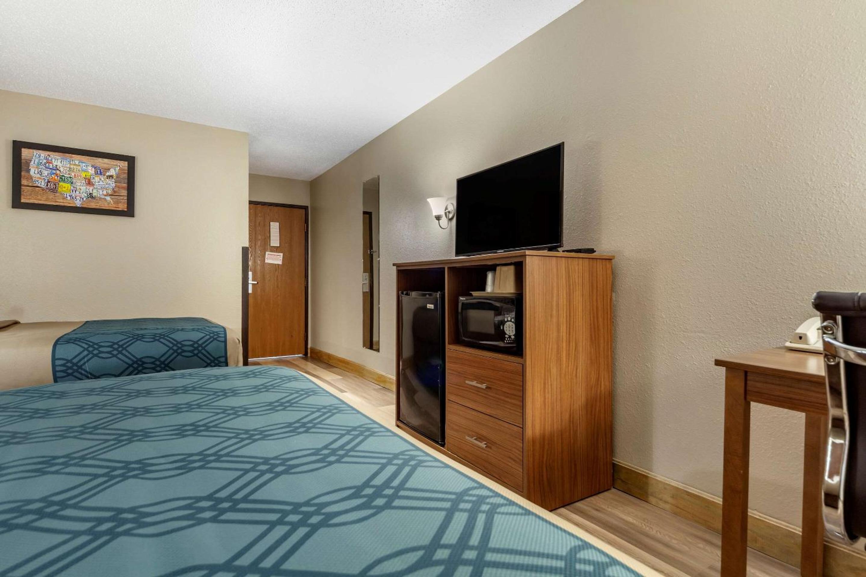 Queen Room with Two Queen Beds - Non-Smoking - Photo 4