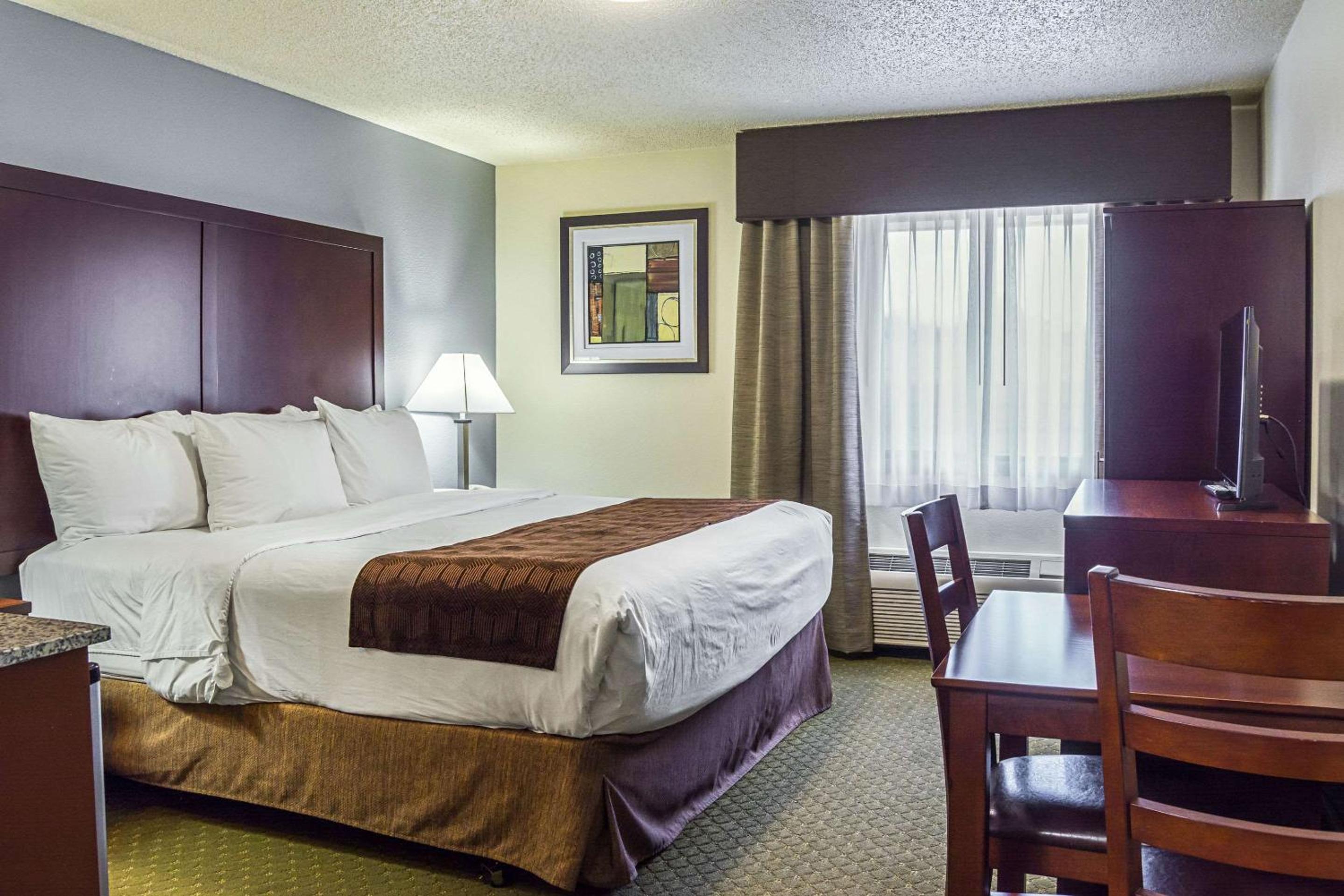 King Room with Roll-In Shower - Accessible/Non-Smoking photo 3