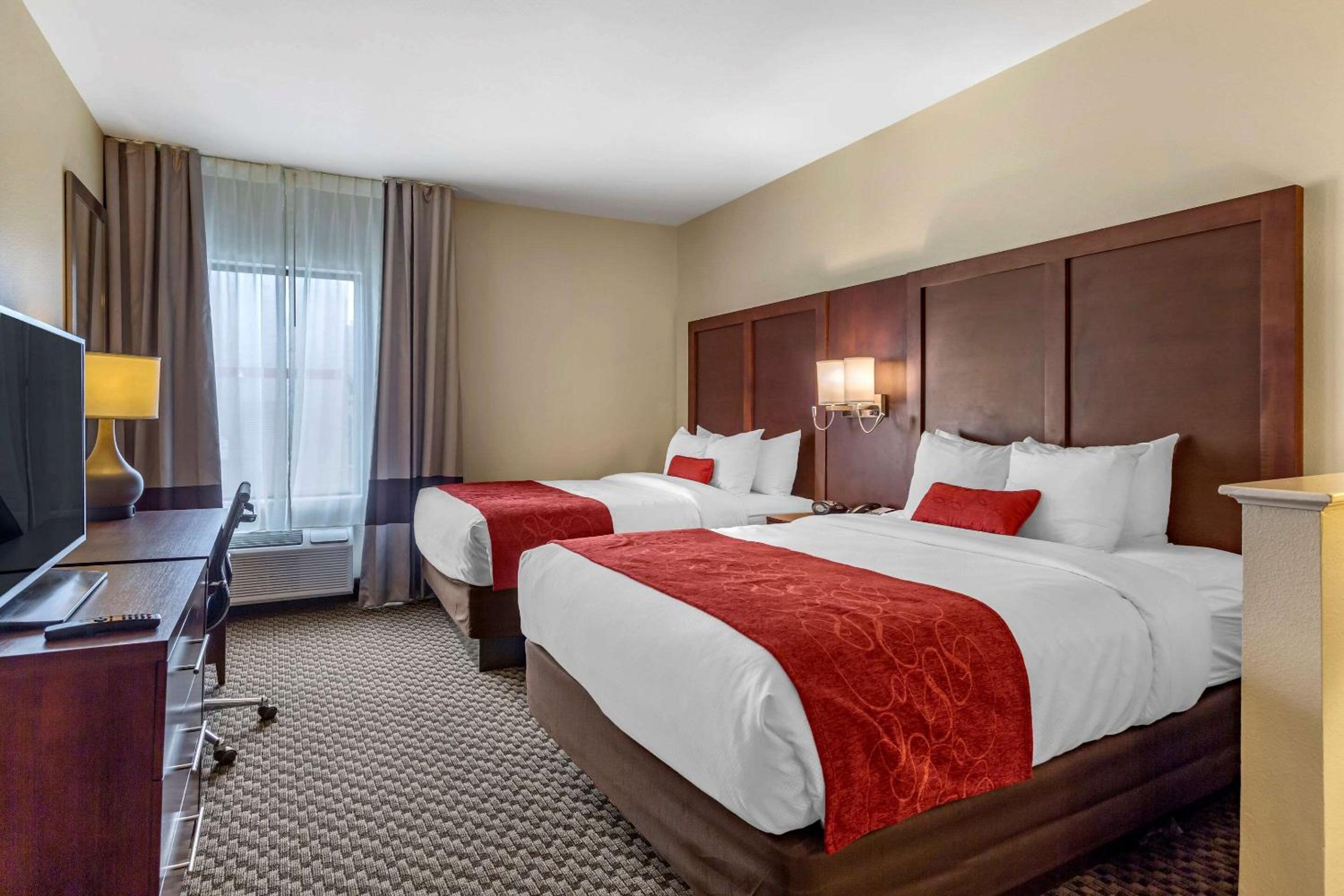 Queen Suite with Two Queen Beds - Non-Smoking - Photo 1