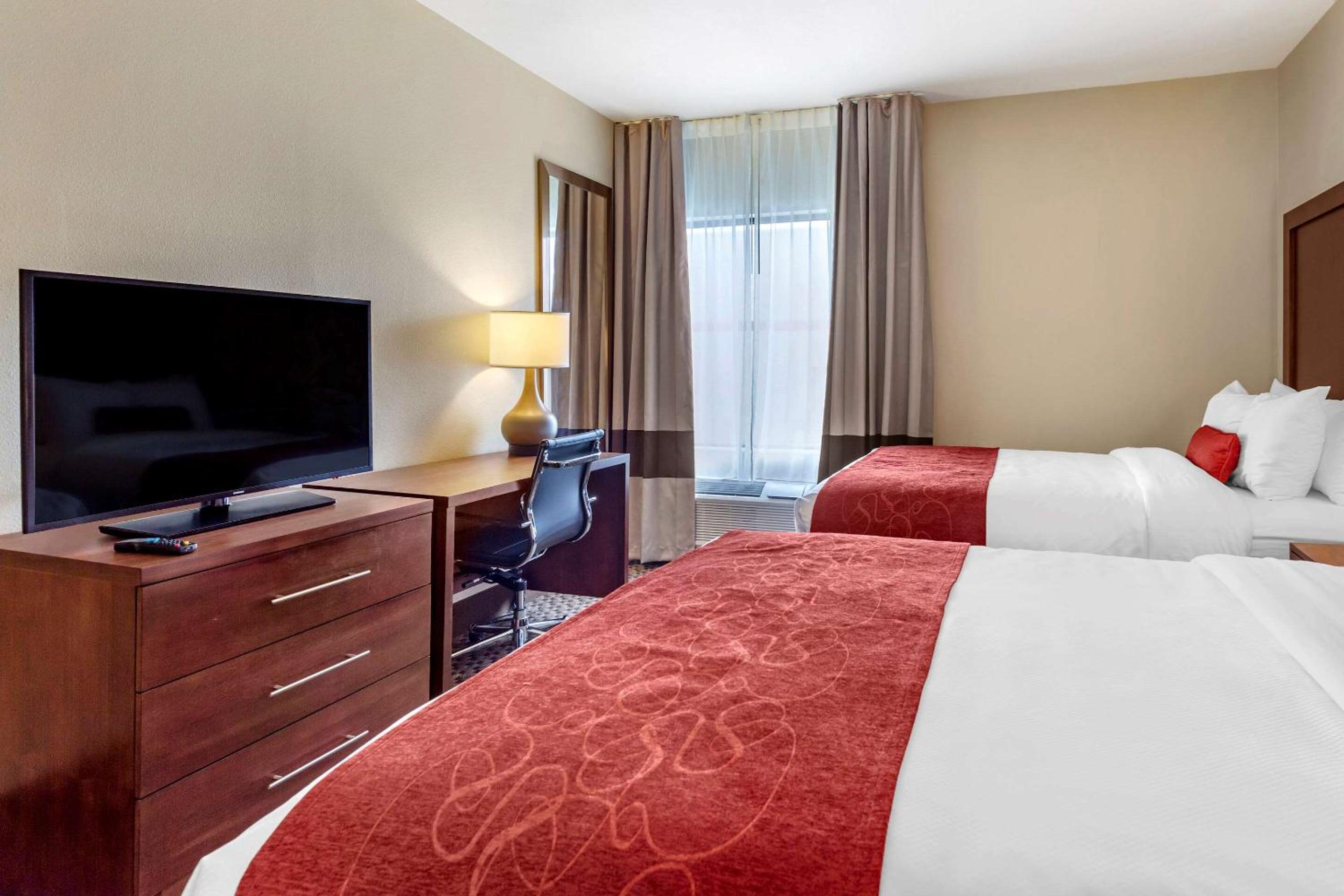 Queen Suite with Two Queen Beds - Non-Smoking - Photo 2