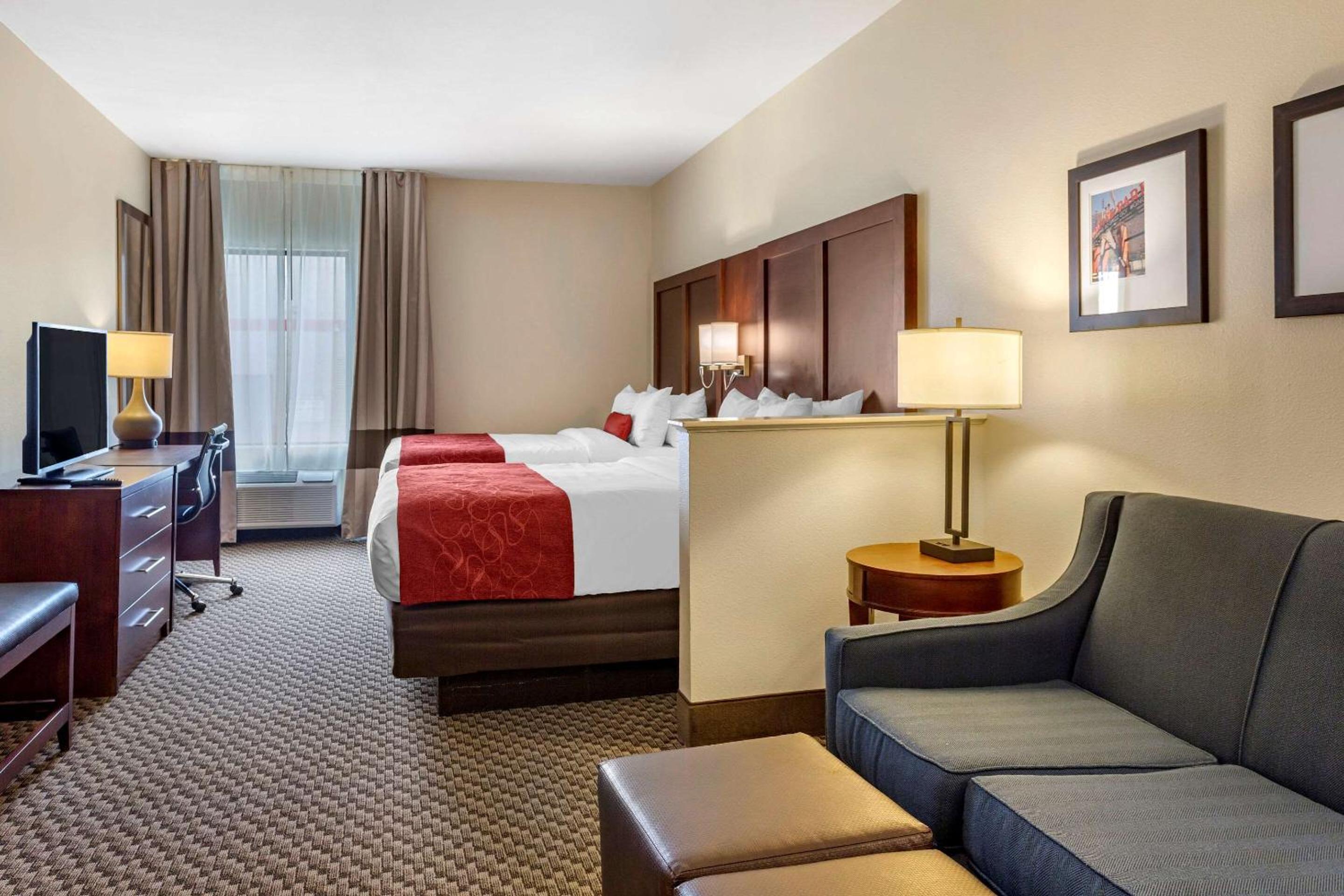 Queen Suite with Two Queen Beds - Non-Smoking - Photo 3