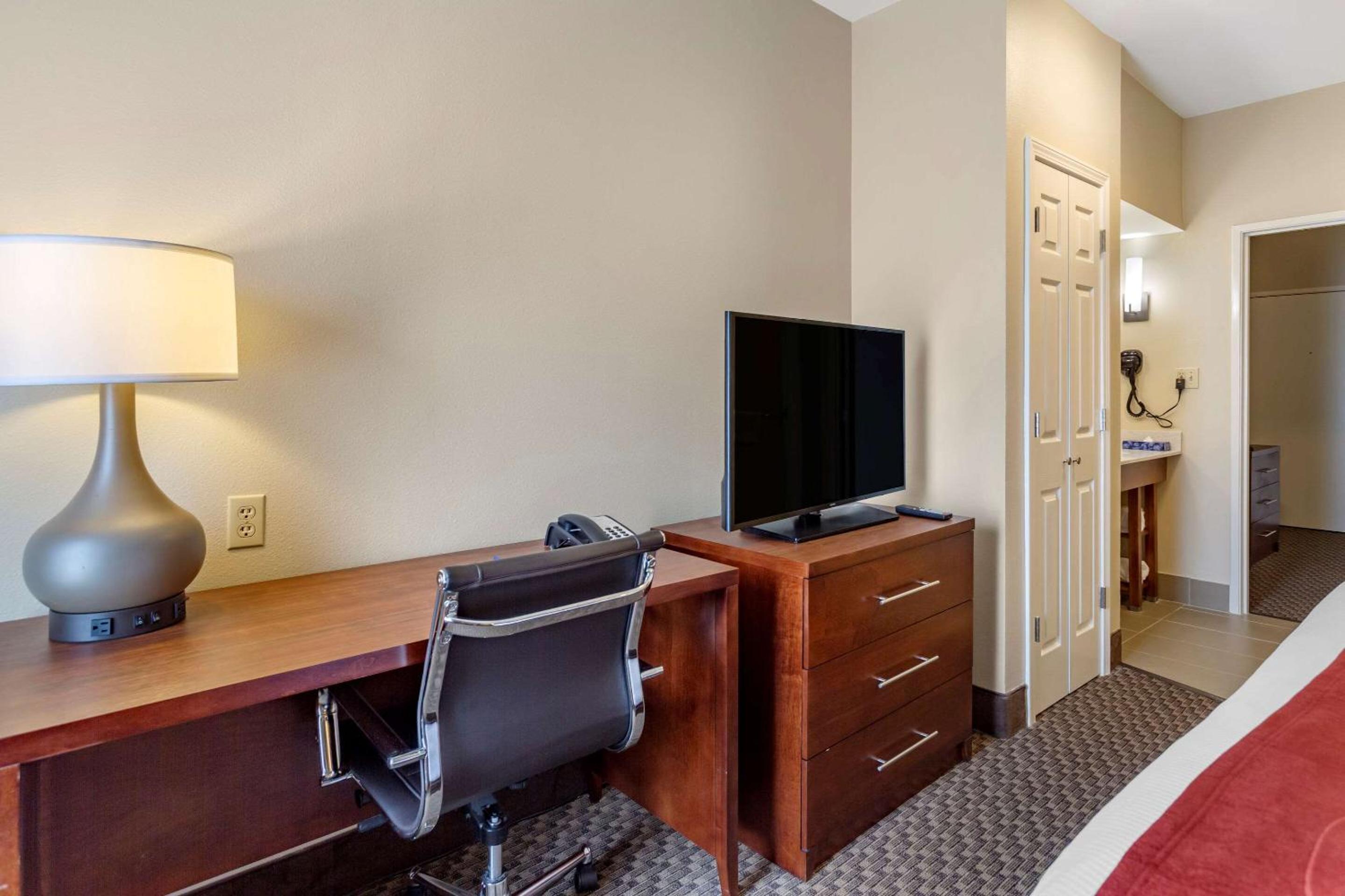 King Suite - Non-Smoking - Photo 4