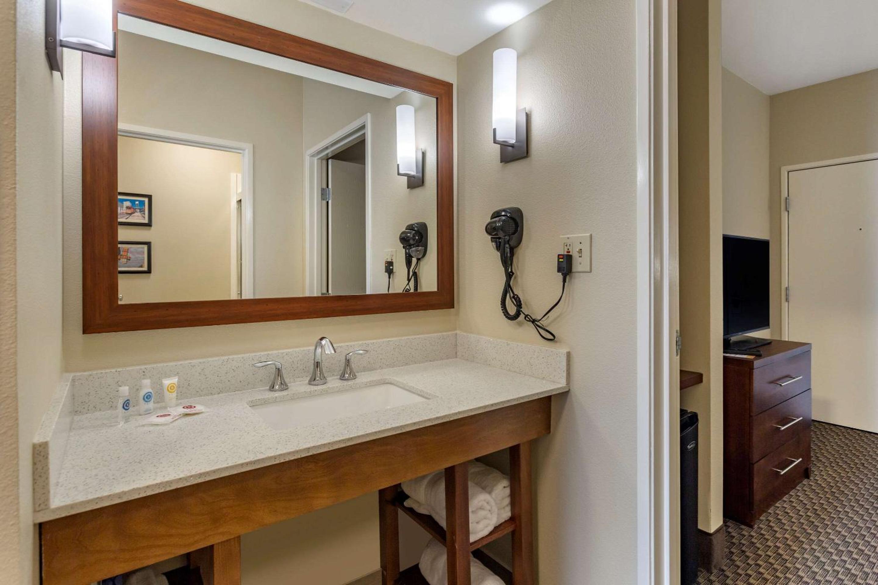 King Suite - Non-Smoking - Photo 2