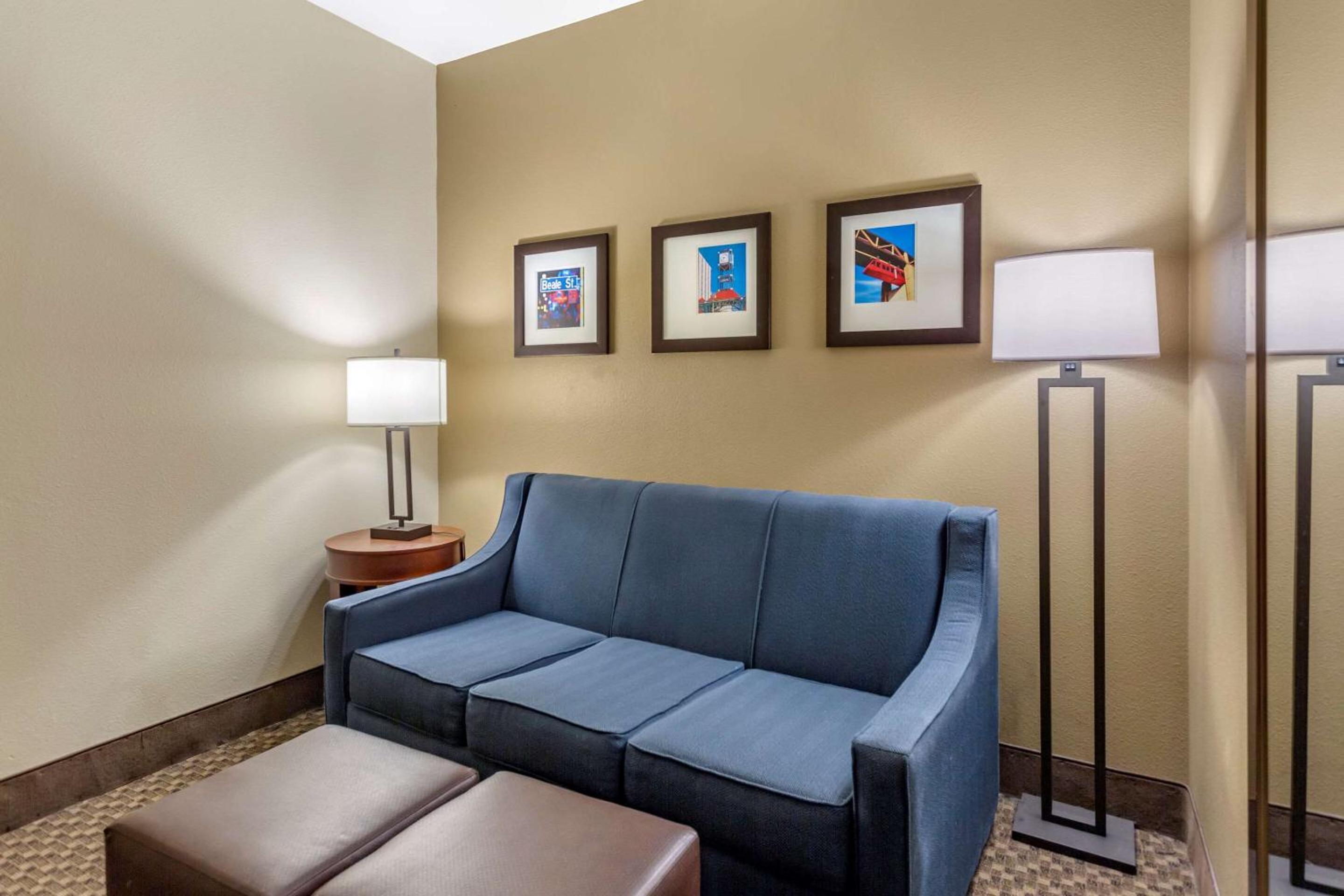 King Suite - Non-Smoking - Photo 3