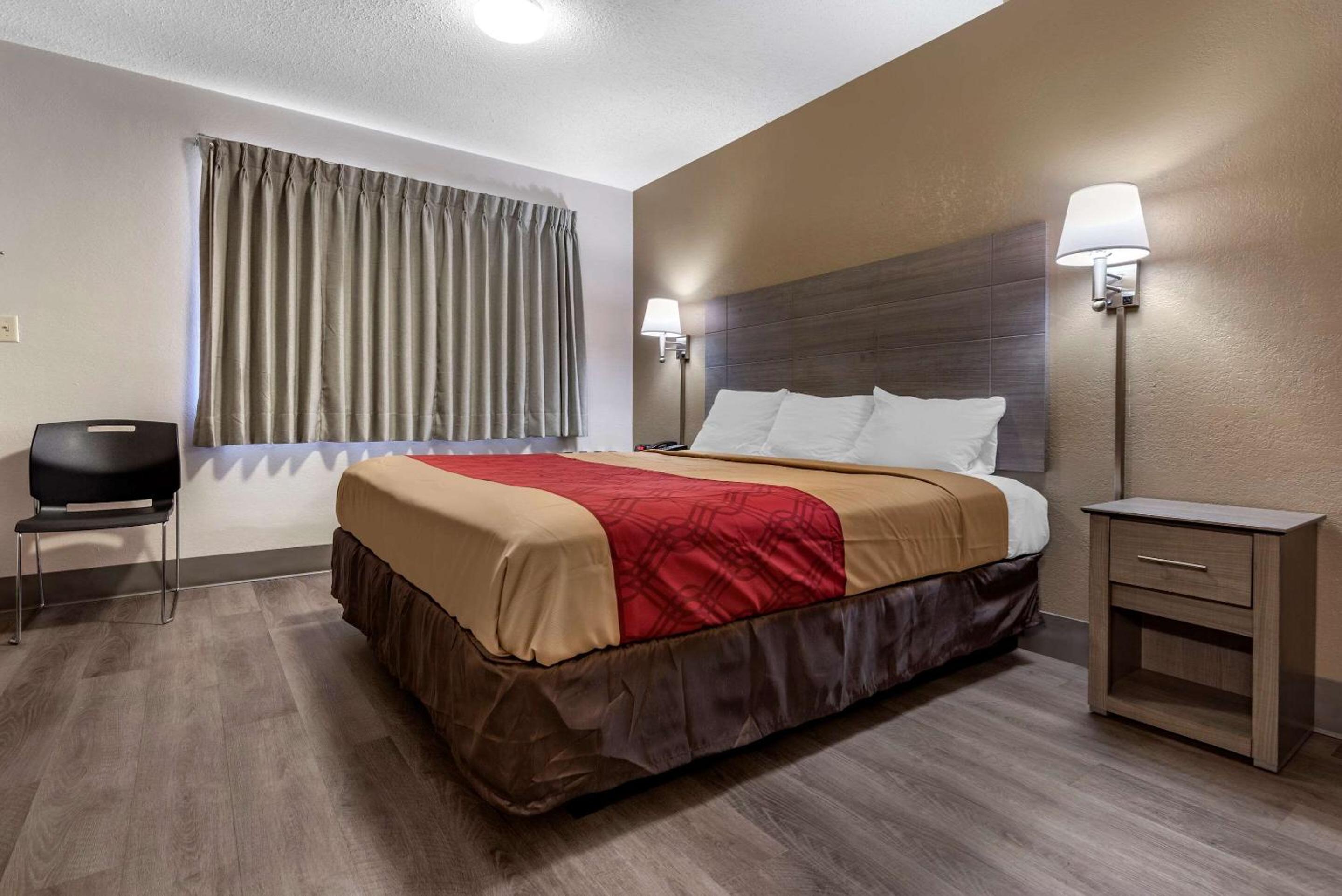 King Room - Non-Smoking - Photo 4