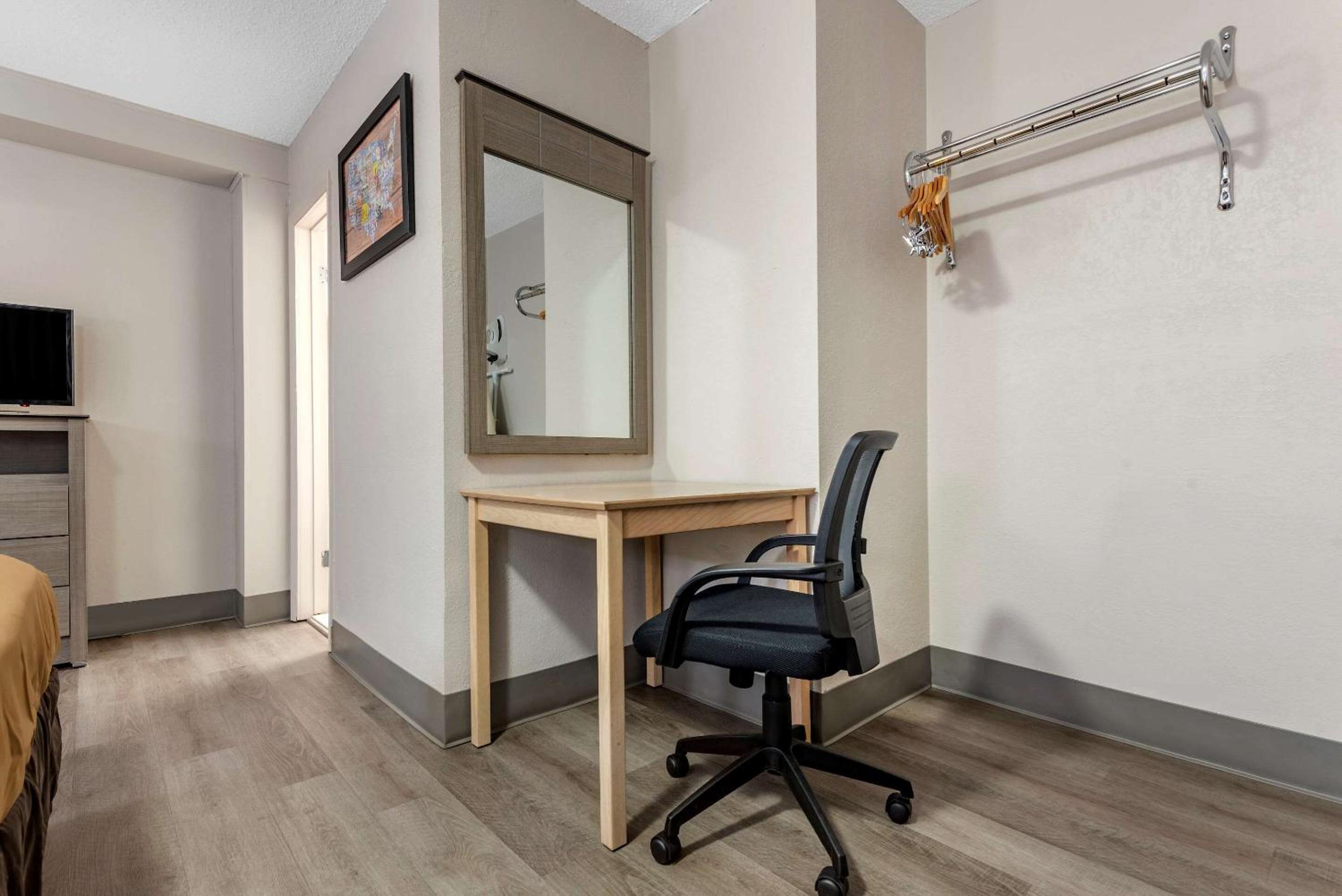 King Room - Non-Smoking - Photo 2