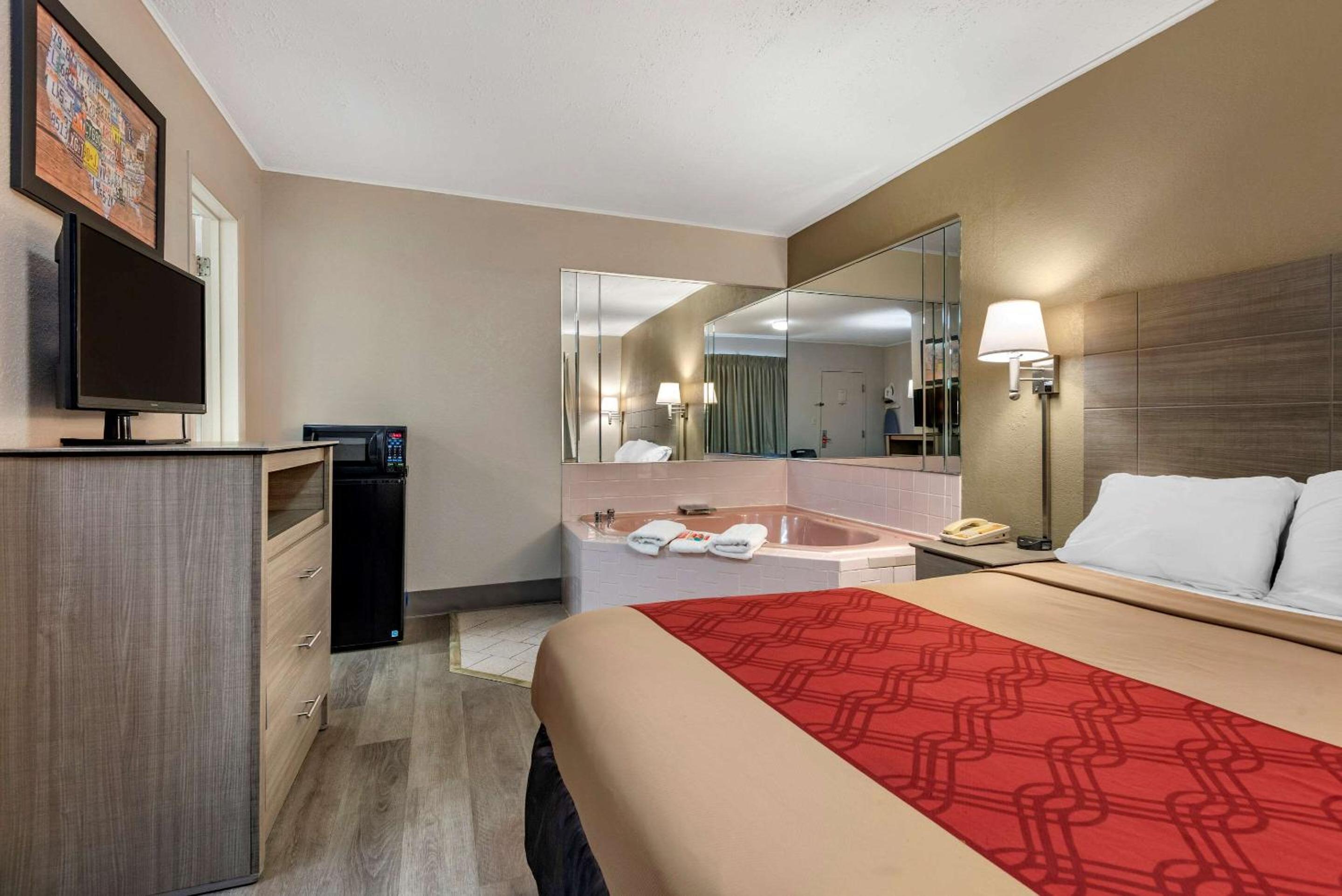 Superior King Room - Non-Smoking - Photo 3