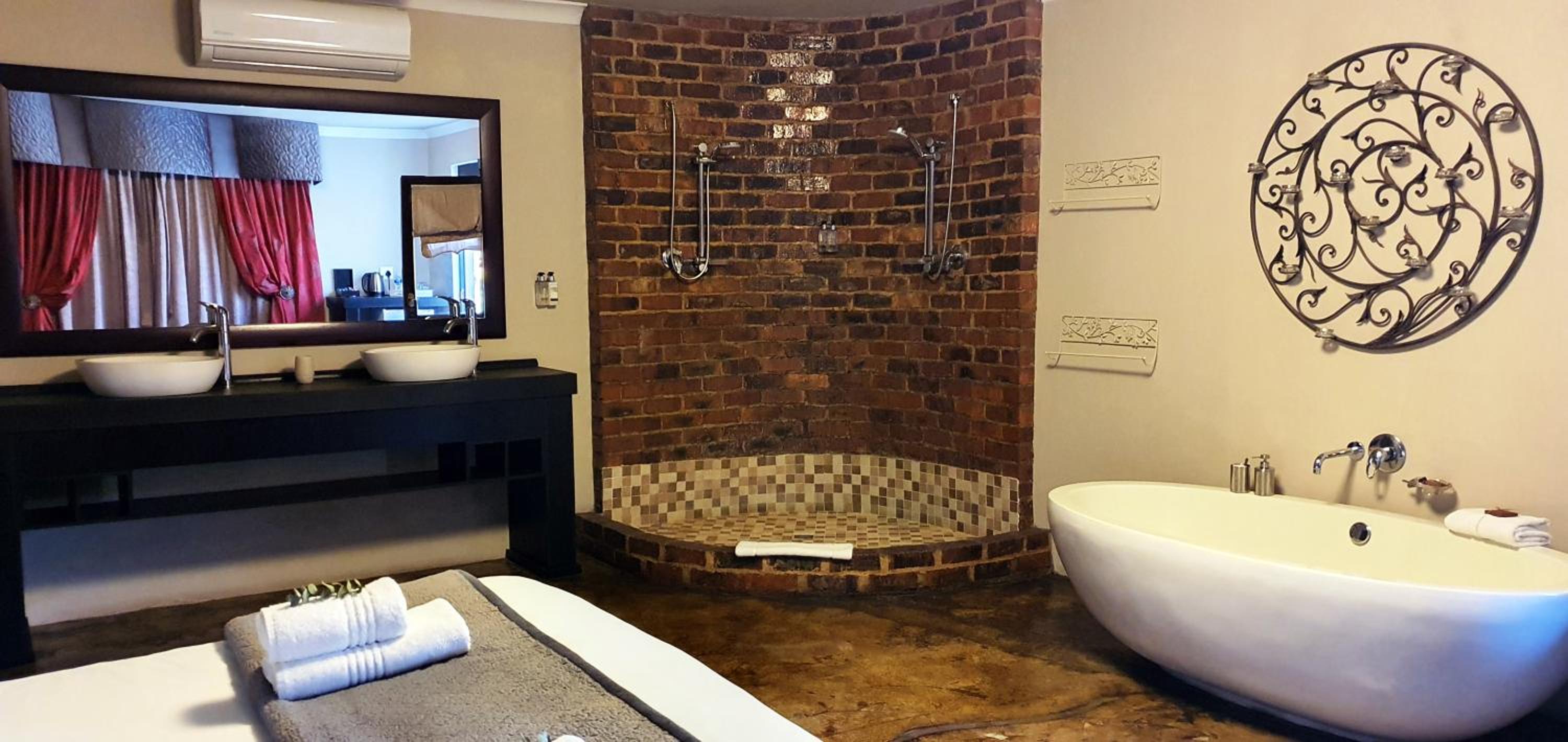 Honeymoon Suite photo 2
