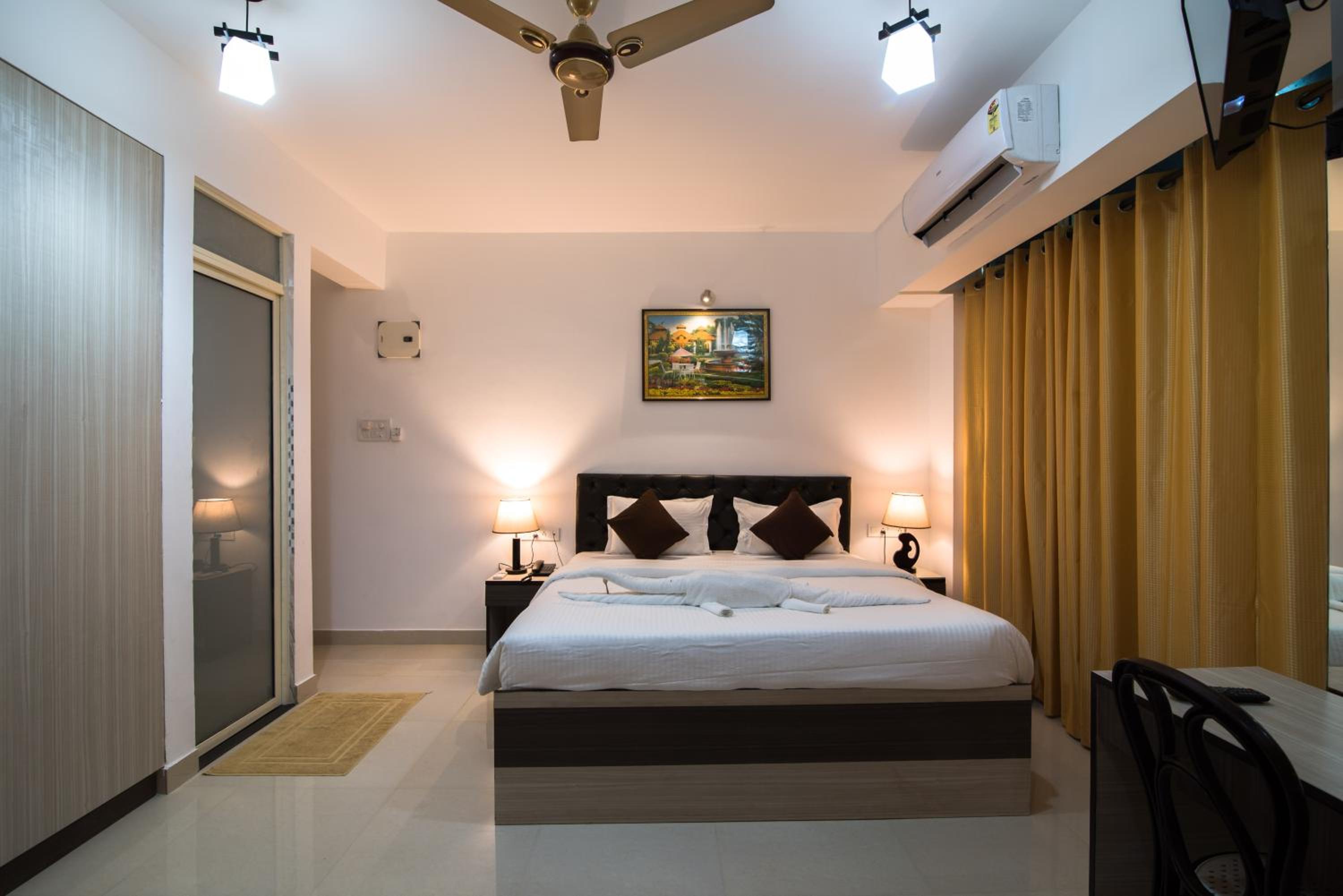 Deluxe Room - Photo 13