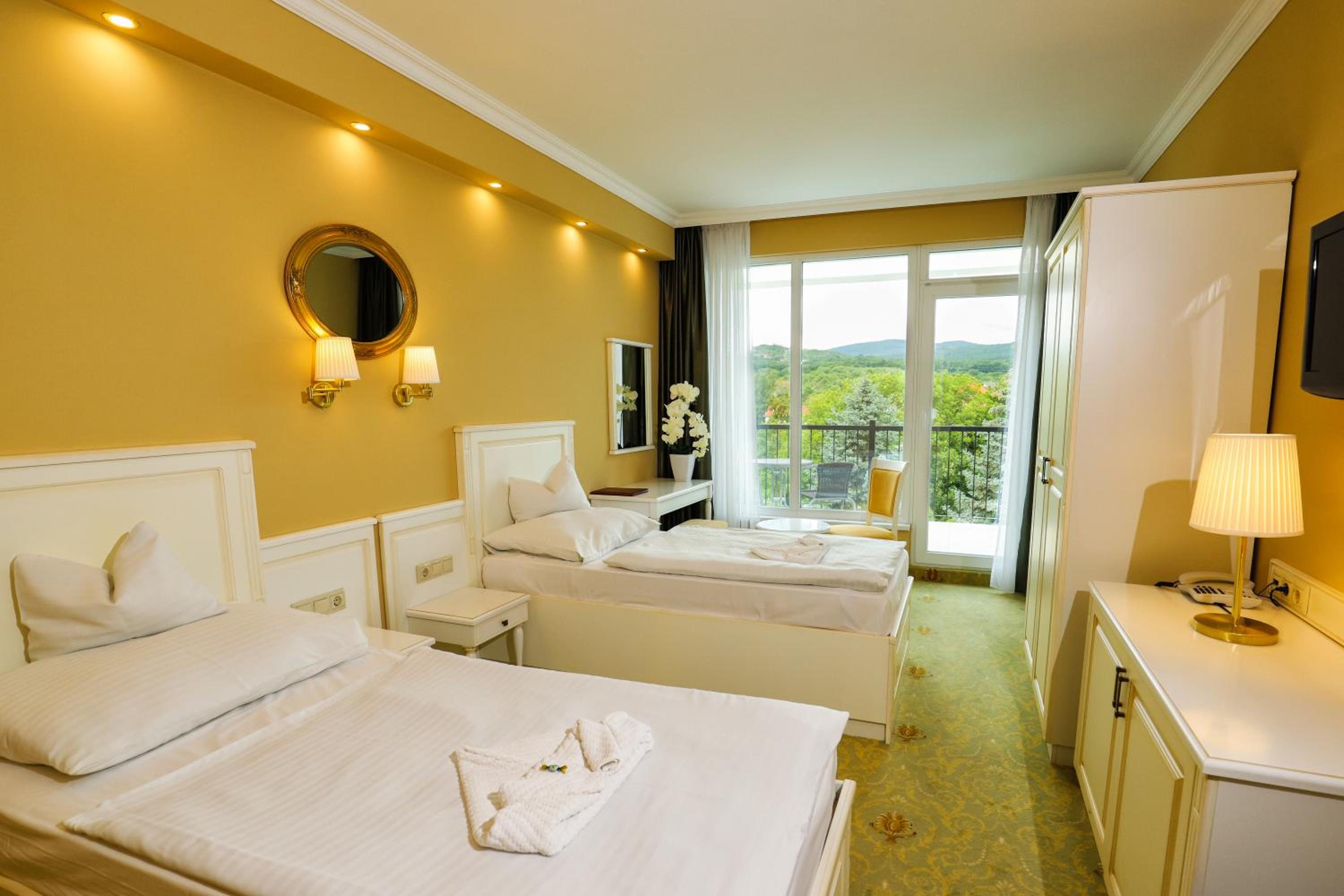 Twin Room with Balcony - Photo 2