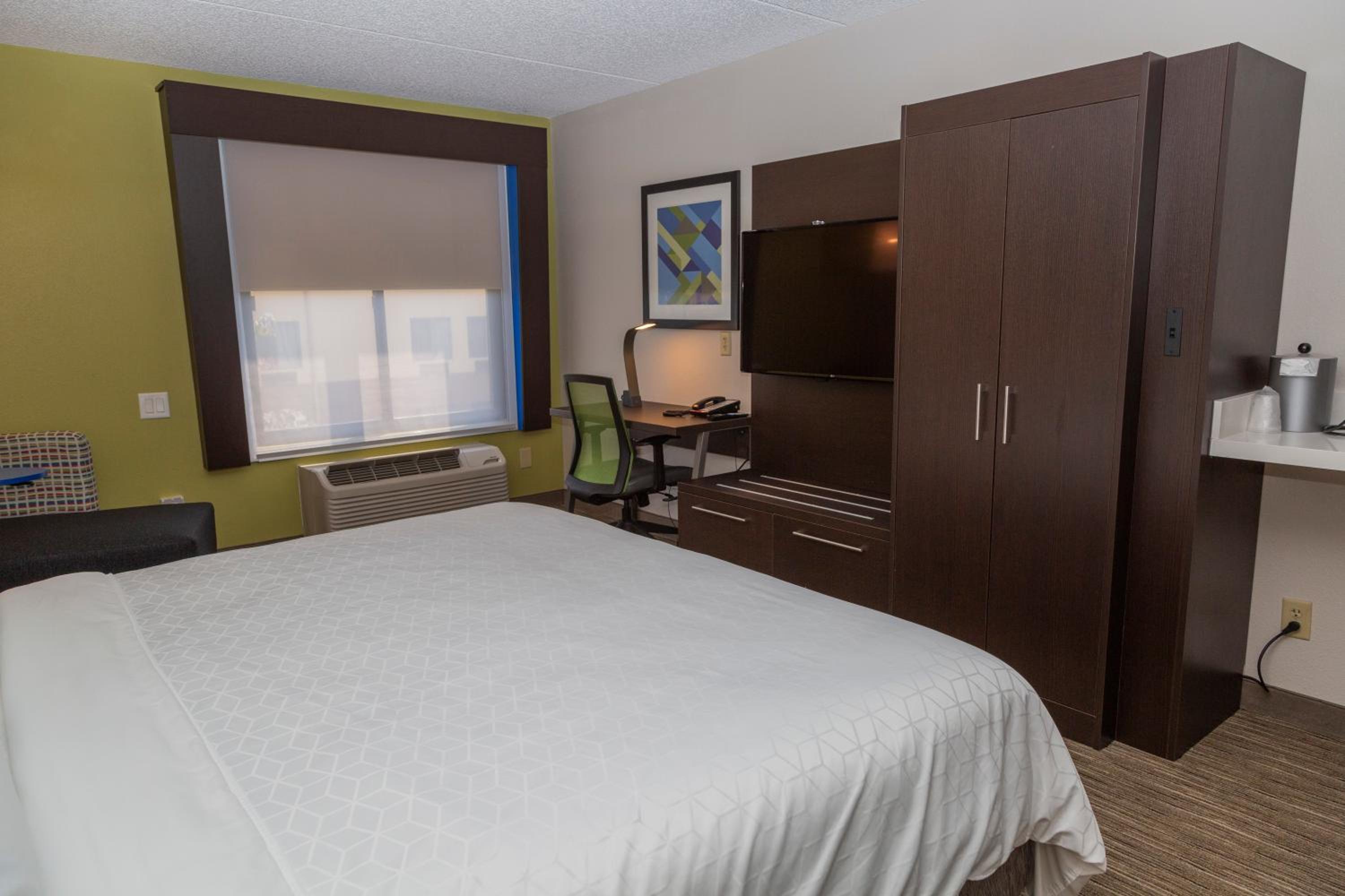 Standard King Room with Mobility Accessible Tub
