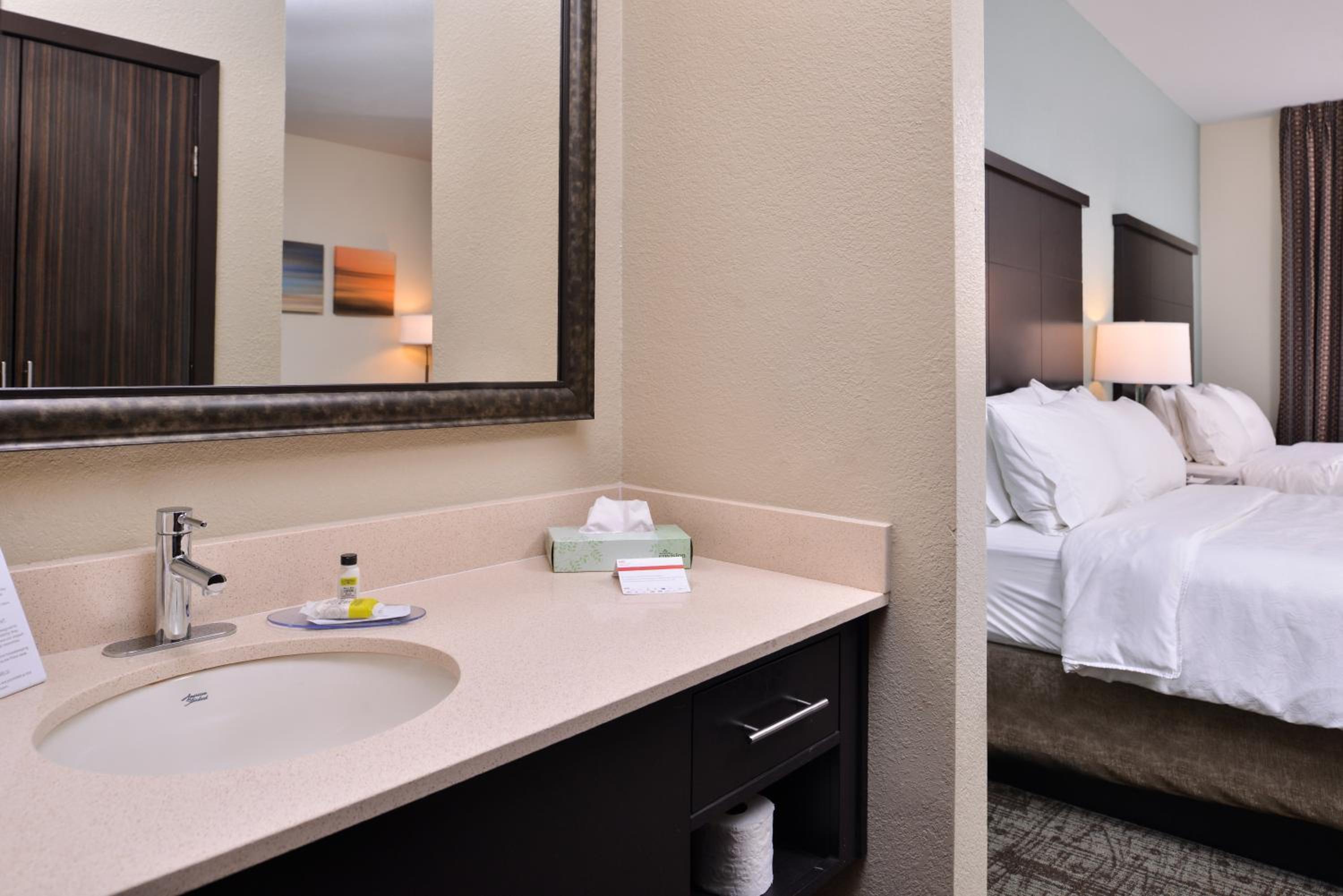 Studio Suite with Two Queen Beds - Photo 3