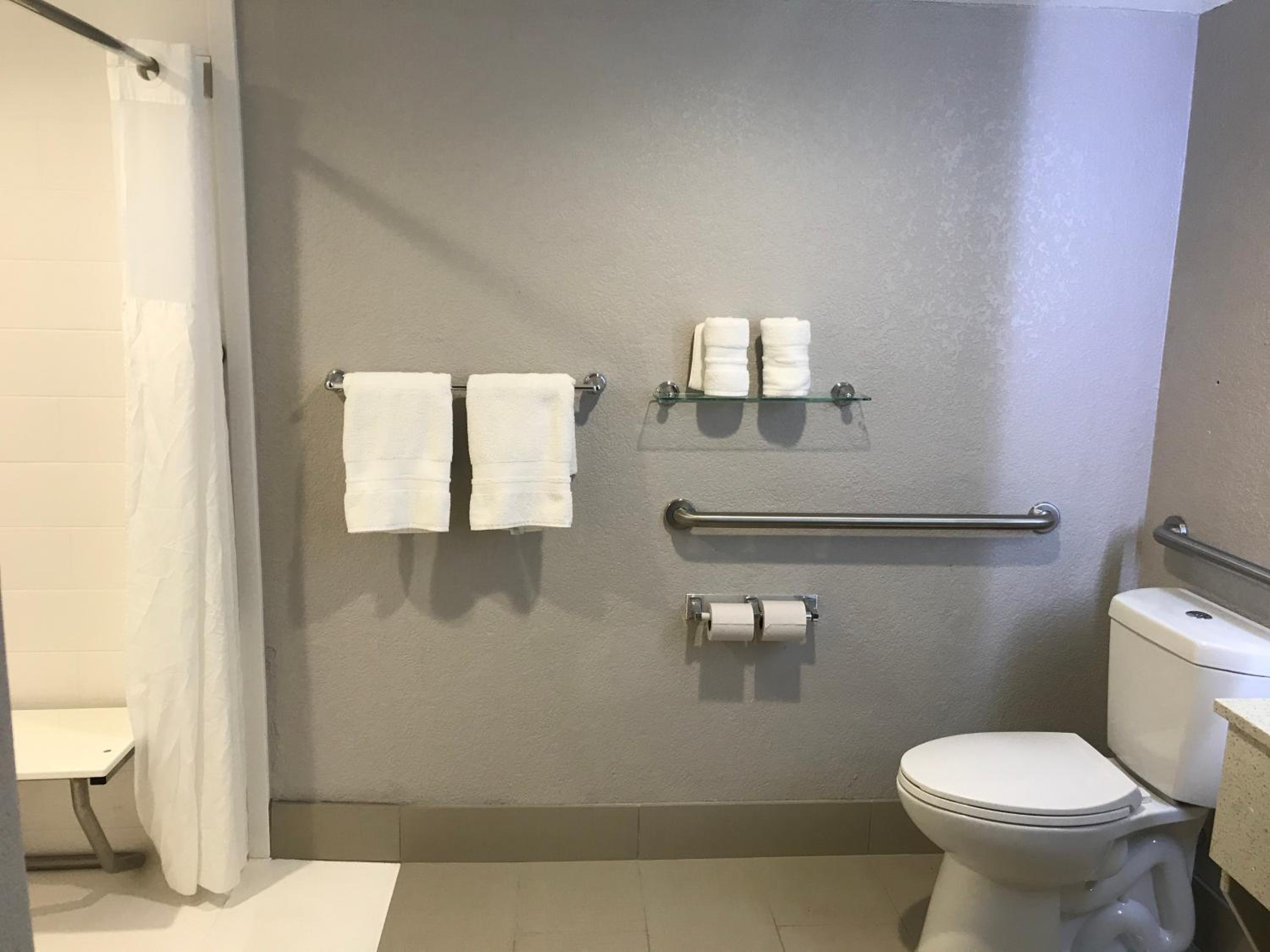 Quadruple Room With Two Queen Beds And Roll-In Shower - Disability Access/Non Smoking photo 1