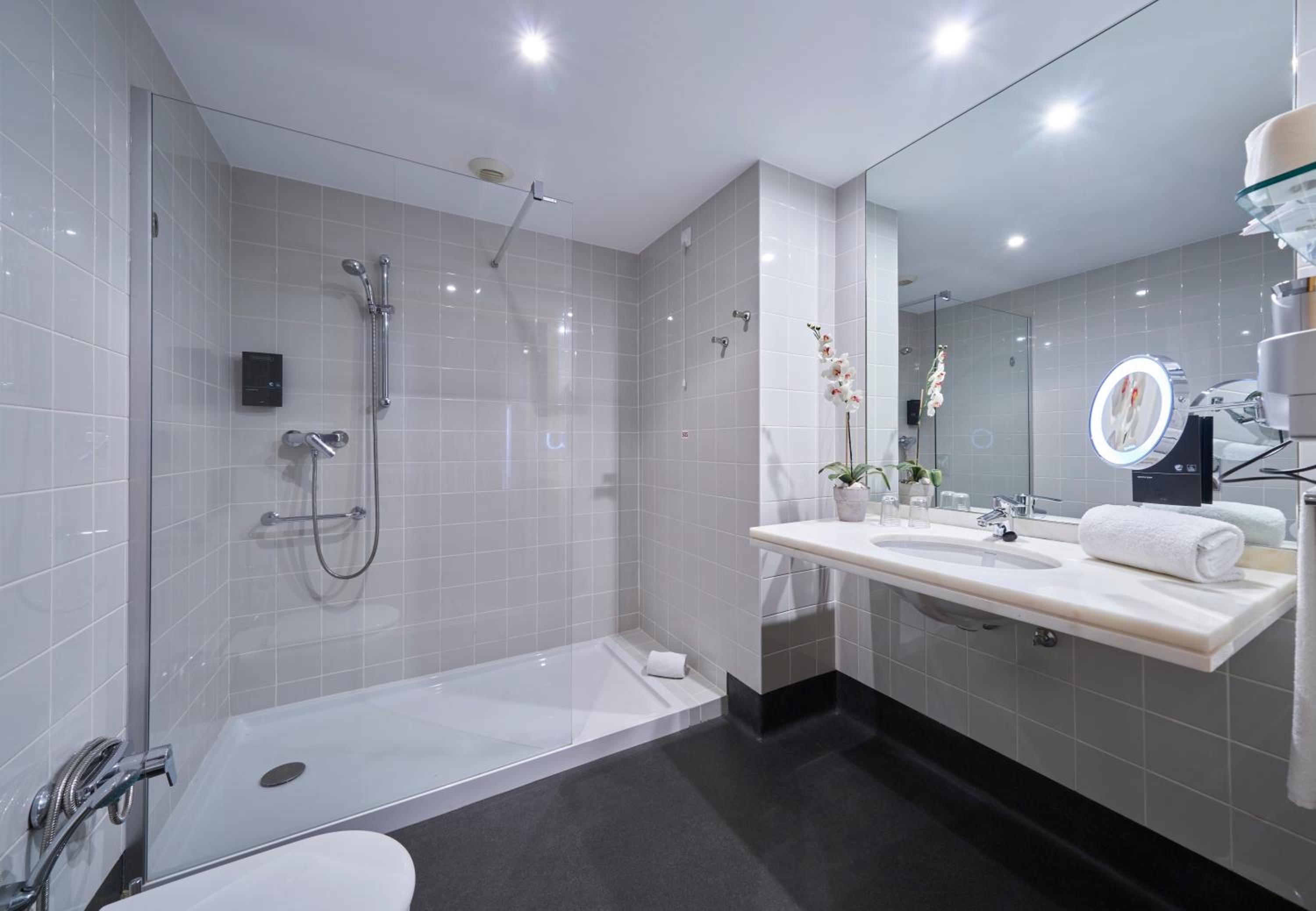 One-Bedroom Apartment with Side Sea View - Photo 5