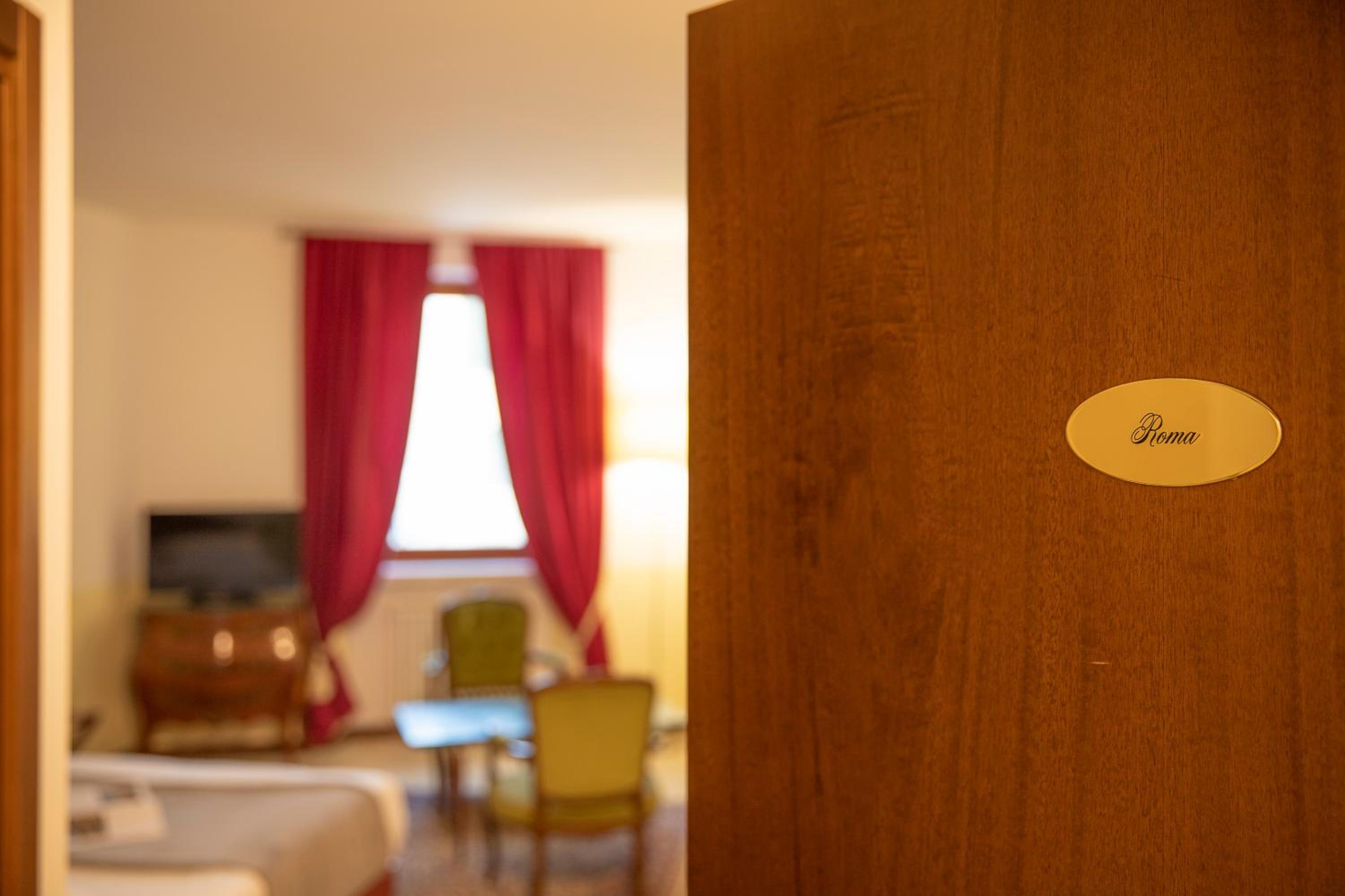 Deluxe King Room with Castle View - Photo 13