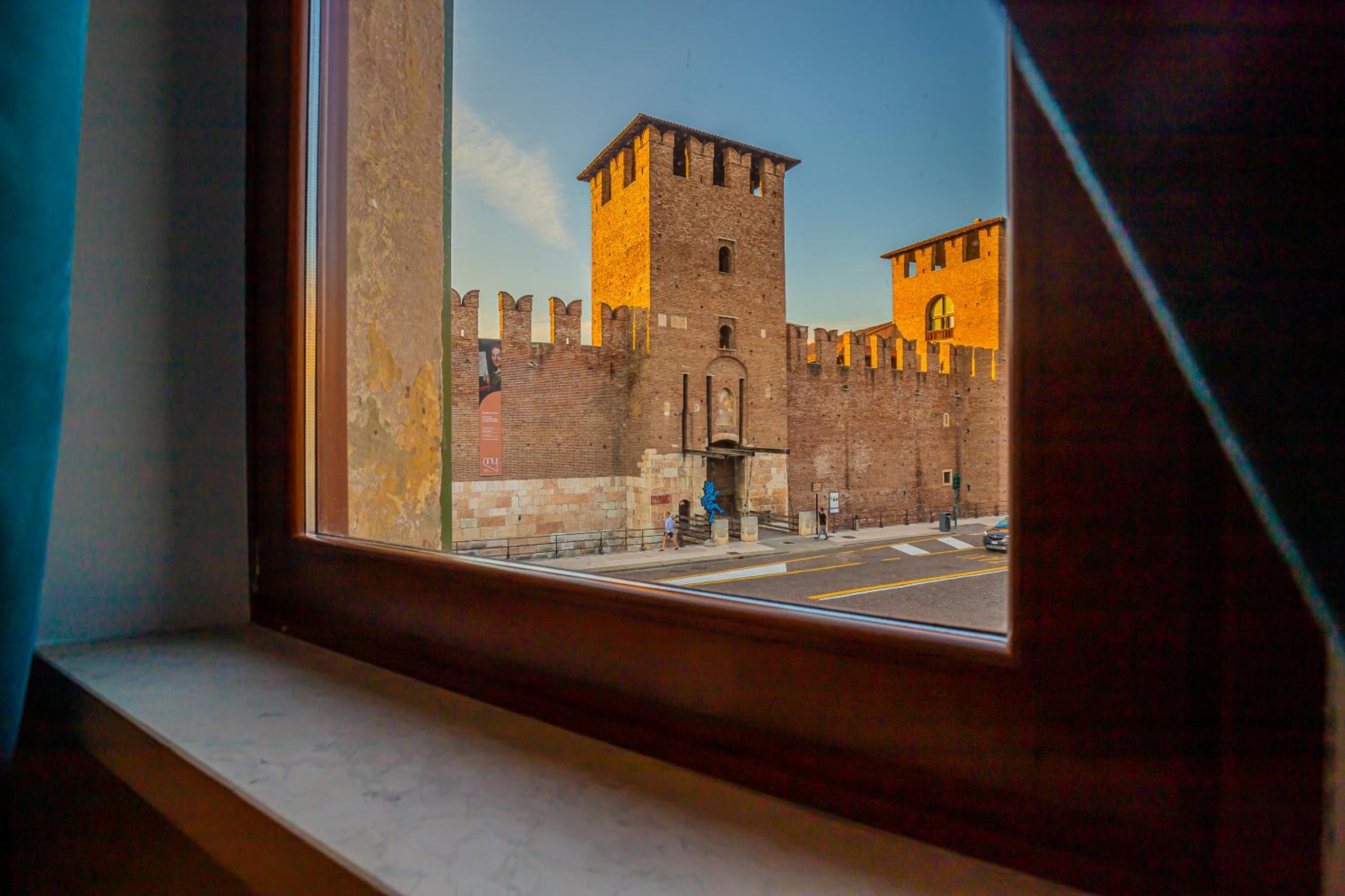 Grand Deluxe King Room with Castle View - Photo 10
