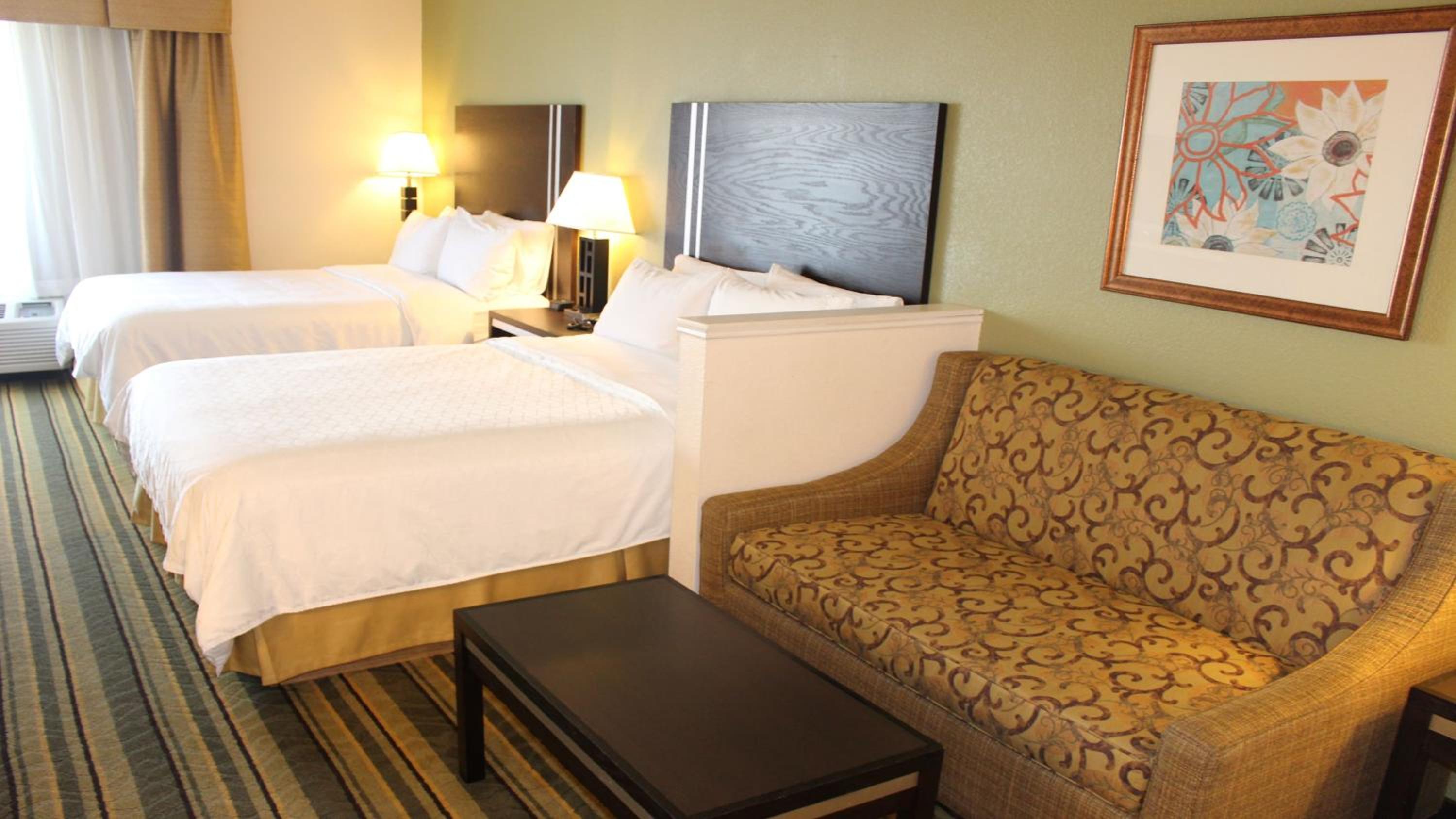 Queen Suite with Two Queen Beds - Photo 3