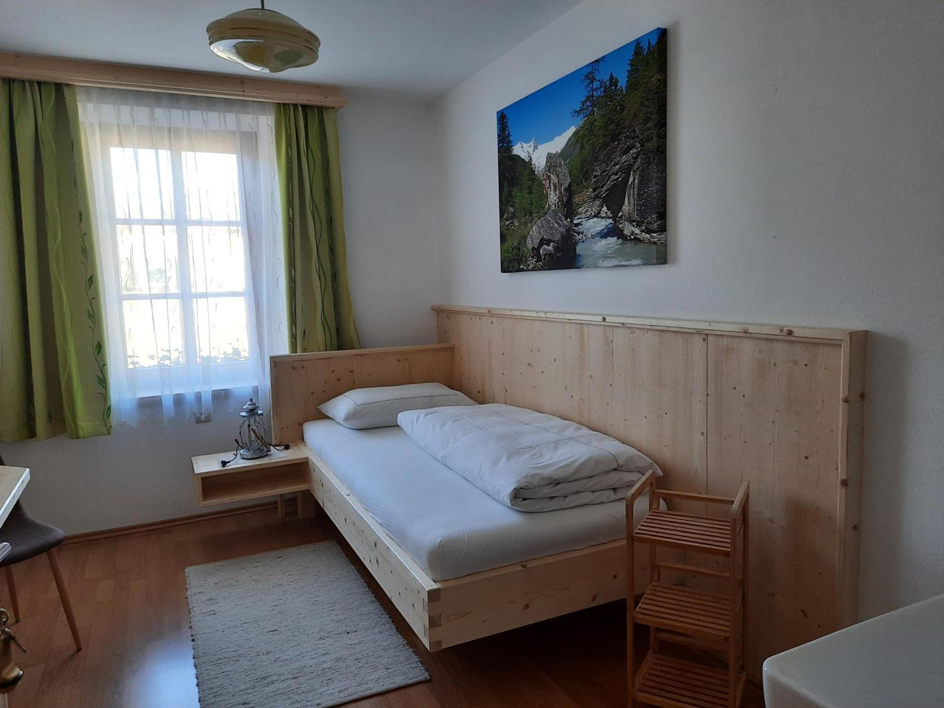 Single Room with Shared Bathroom photo 2