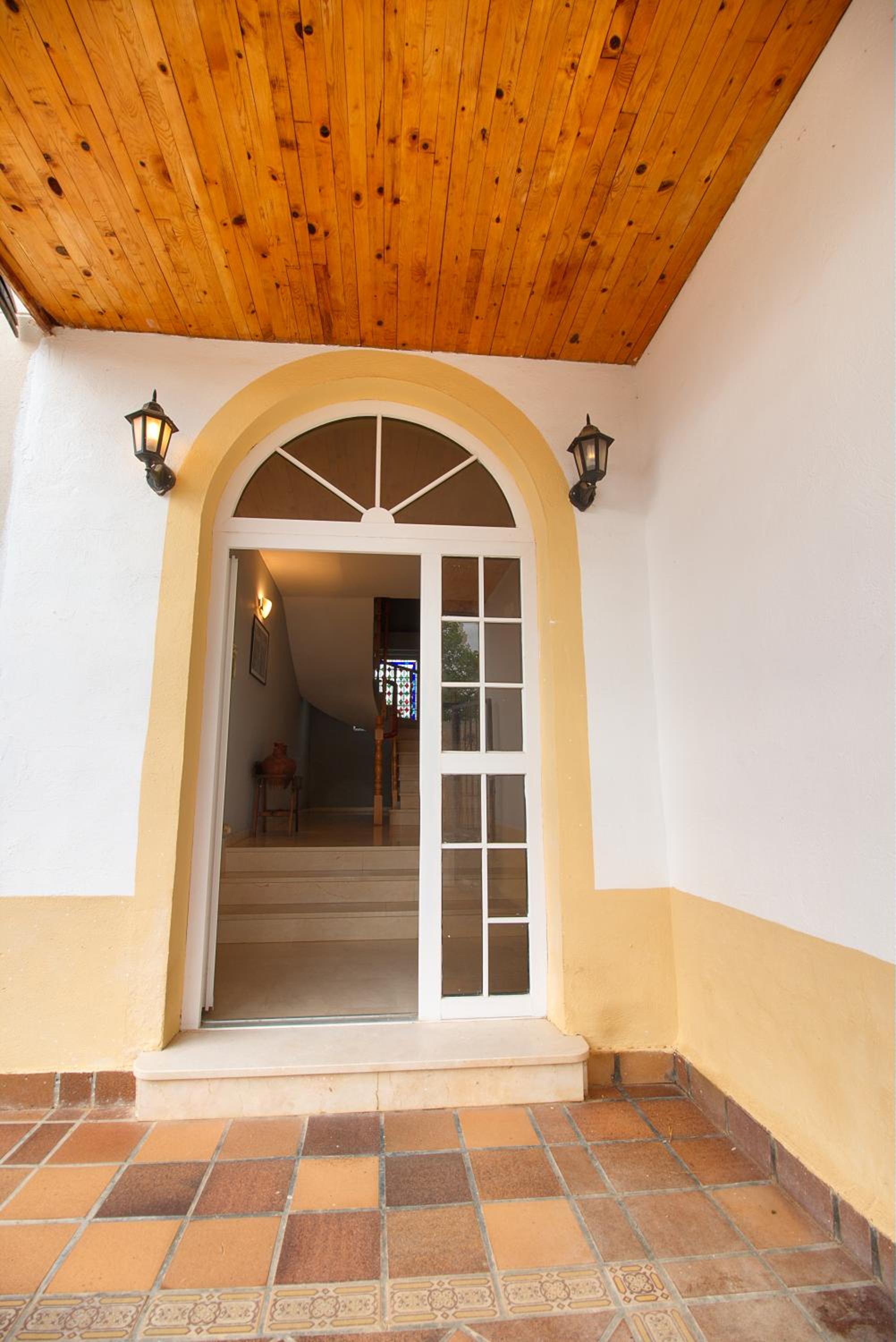 Six-Bedroom House photo 3
