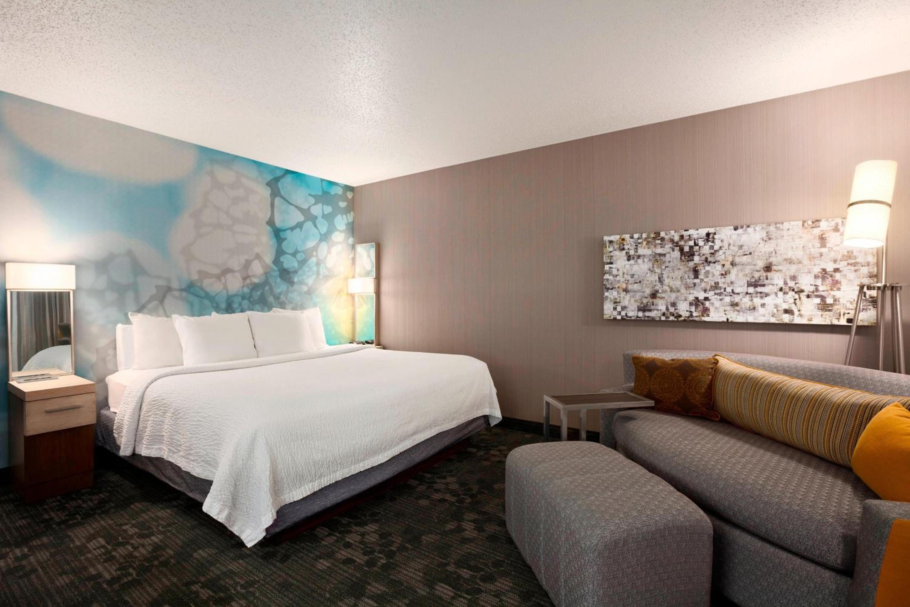 King Room with Bathtub - Mobility Access photo 1
