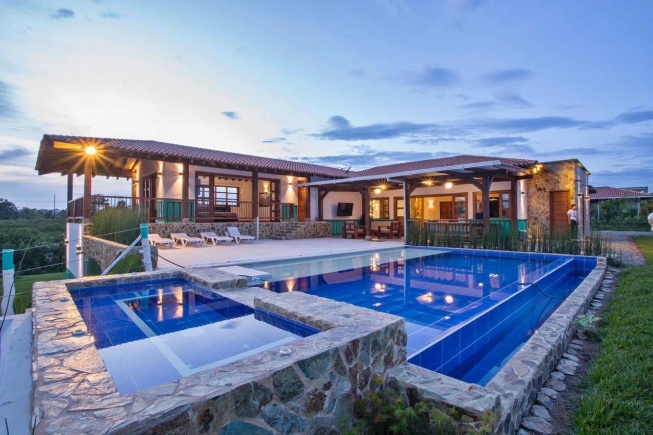 Five-Bedroom House photo 1