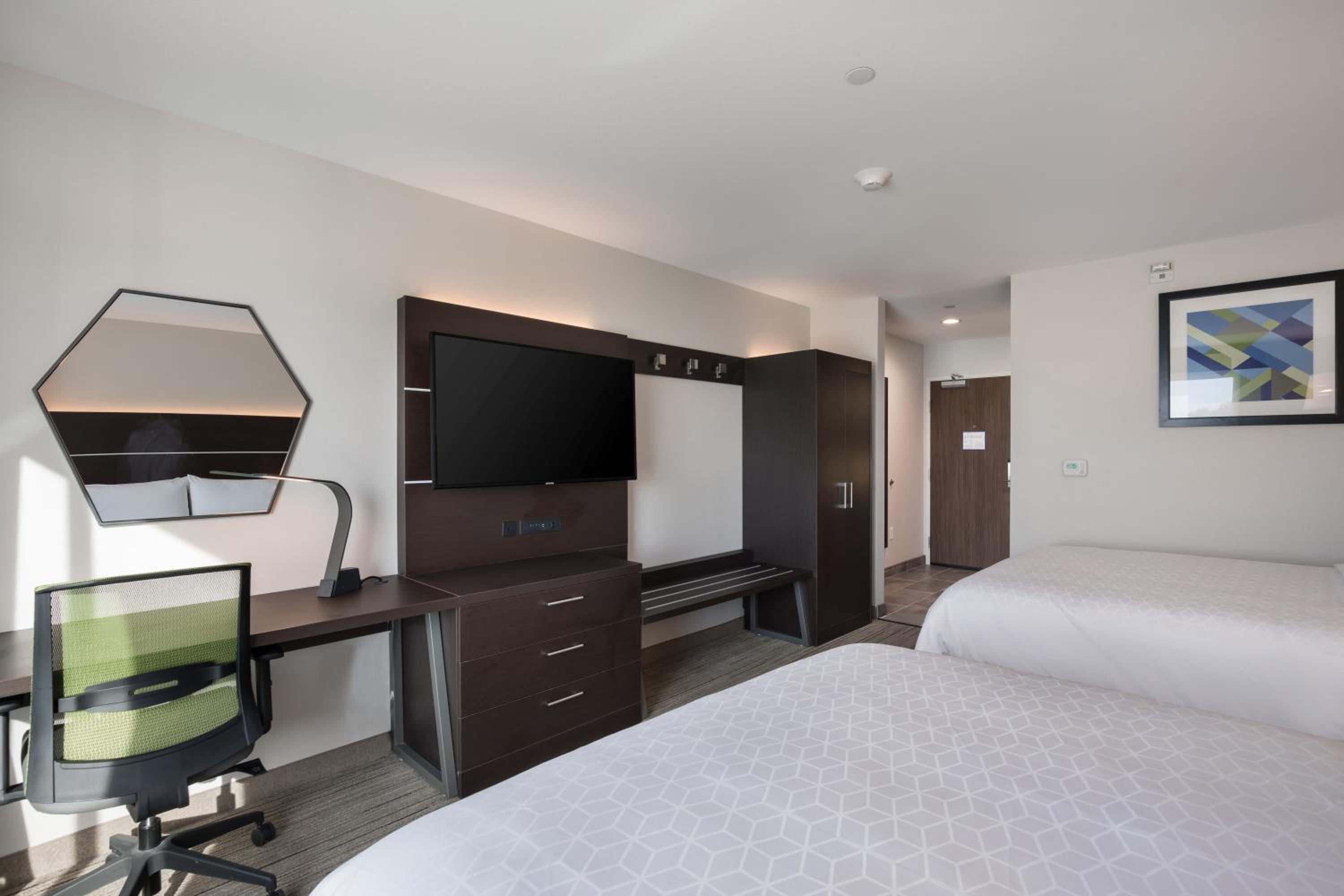 Standard Room with Two Queen Beds - Photo 2