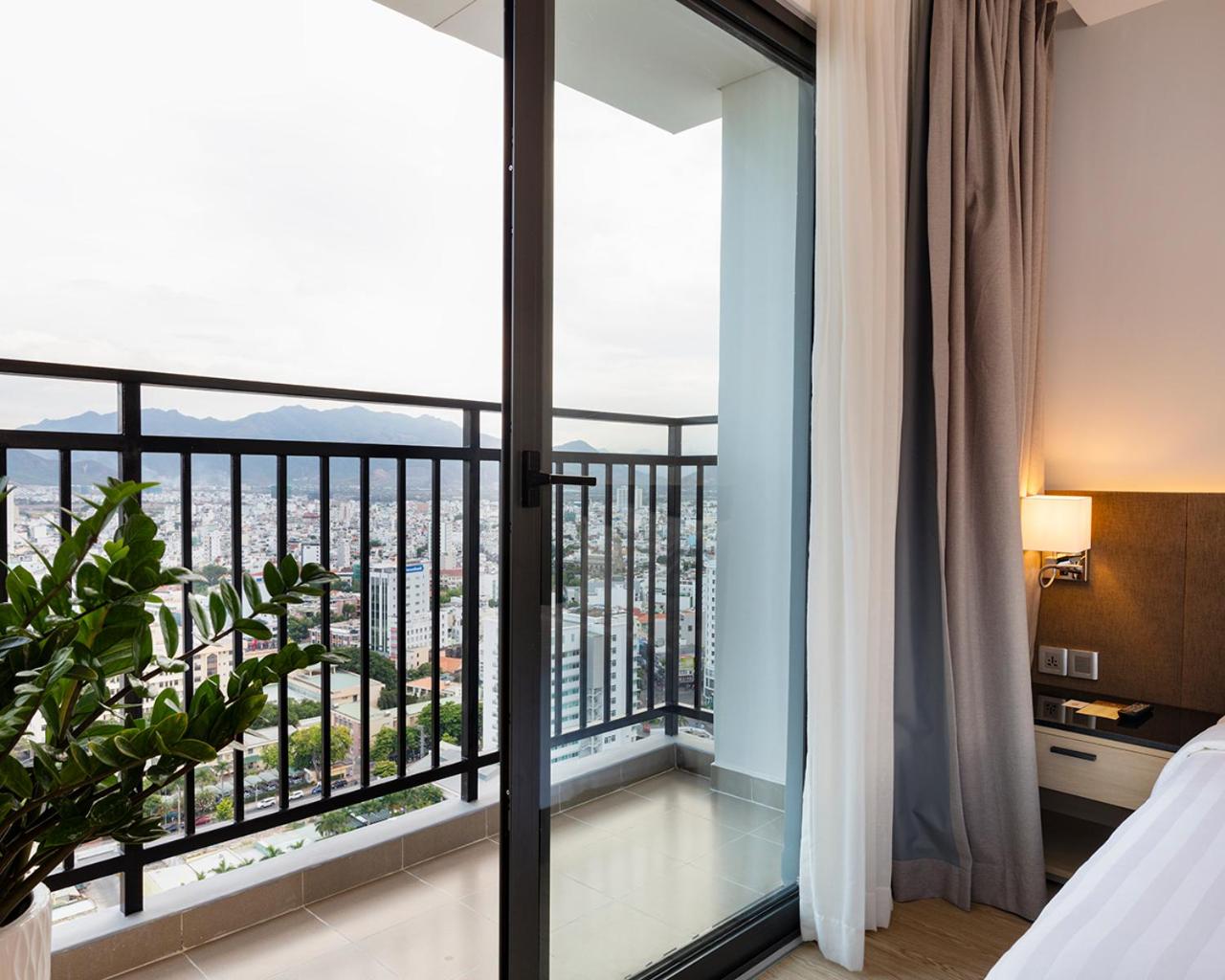 Luxury Family Connecting with Balcony Partial Sea View - Photo 6