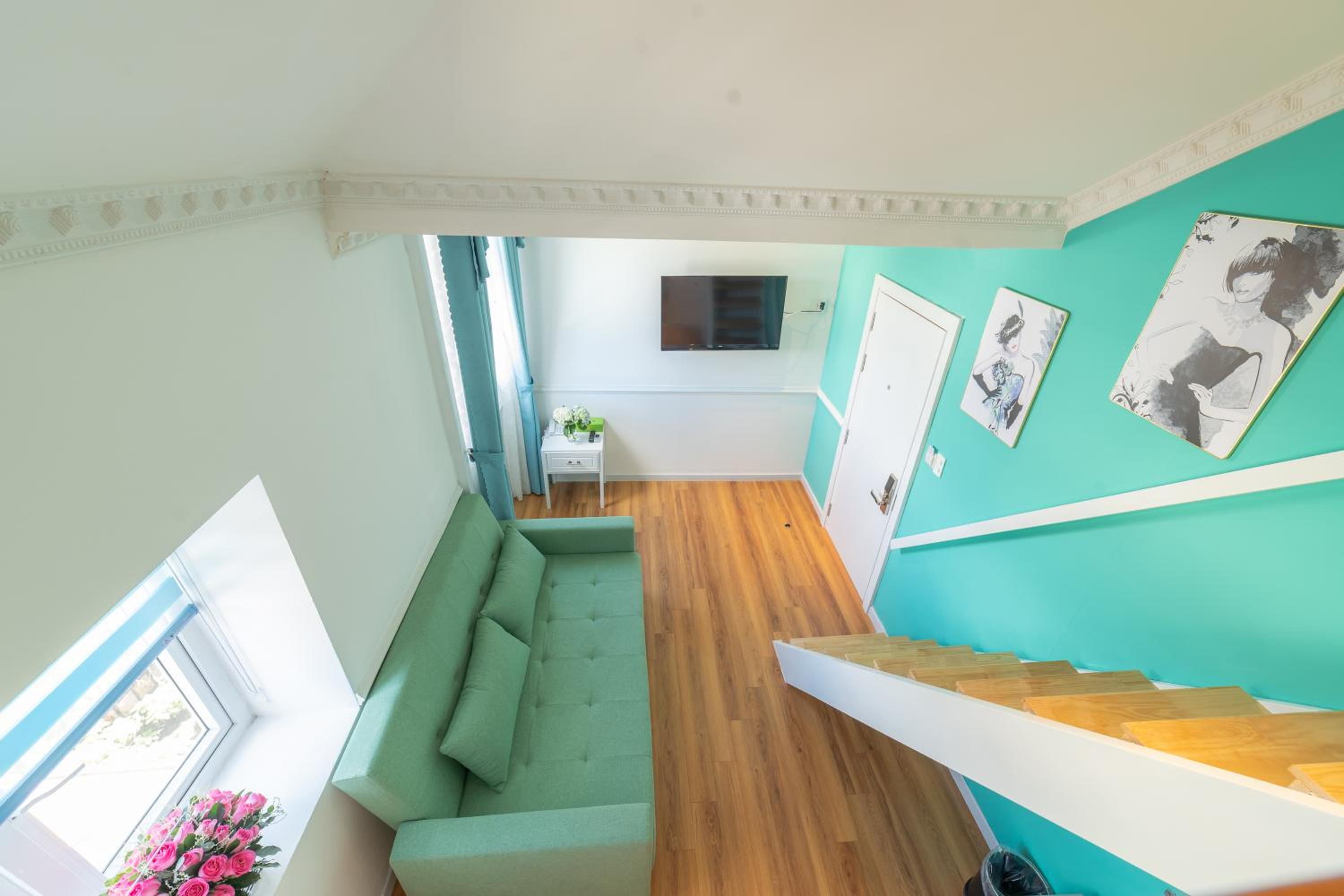 Studio with Balcony - Photo 2