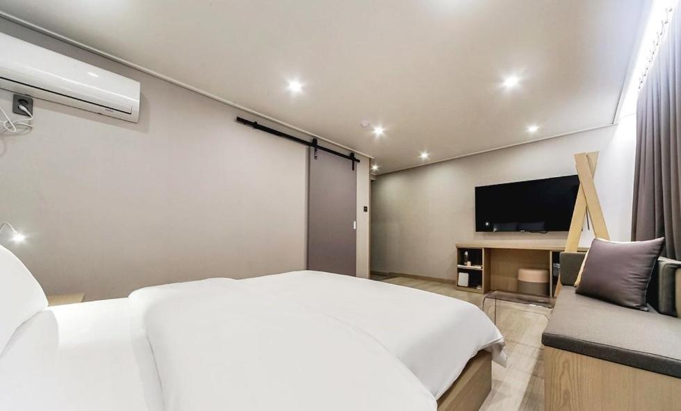 Standard Double Room - Photo 8