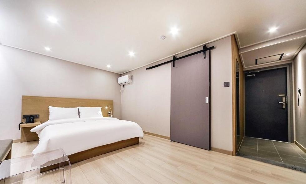 Standard Double Room - Photo 9