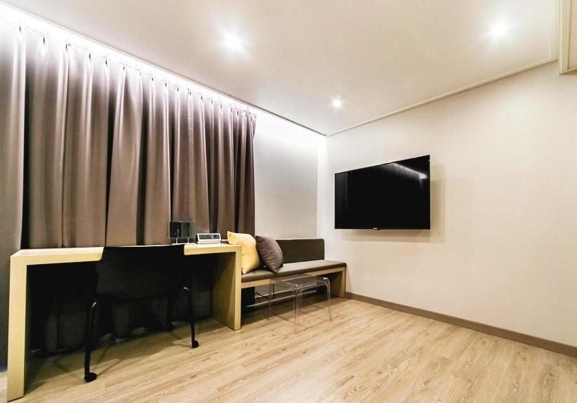 Deluxe Double Room - Photo 11
