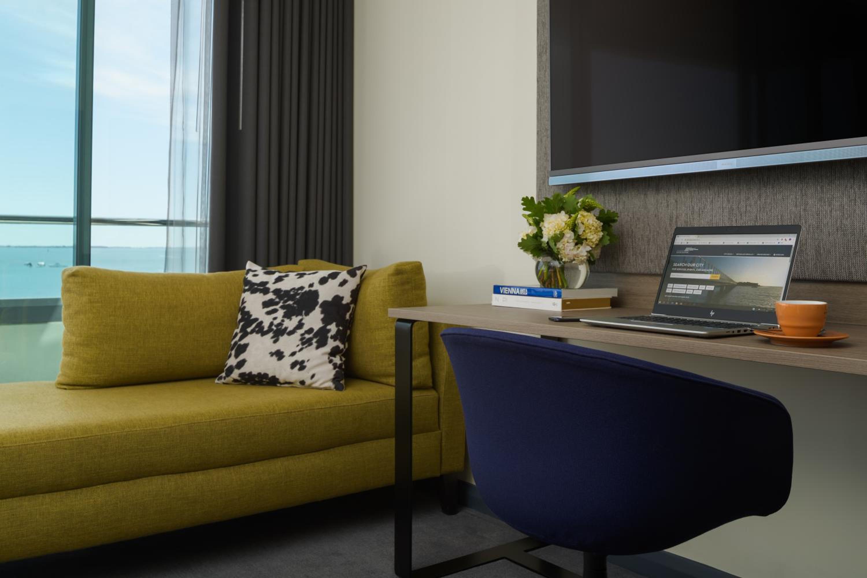 Deluxe King Room with Bay View - Photo 7
