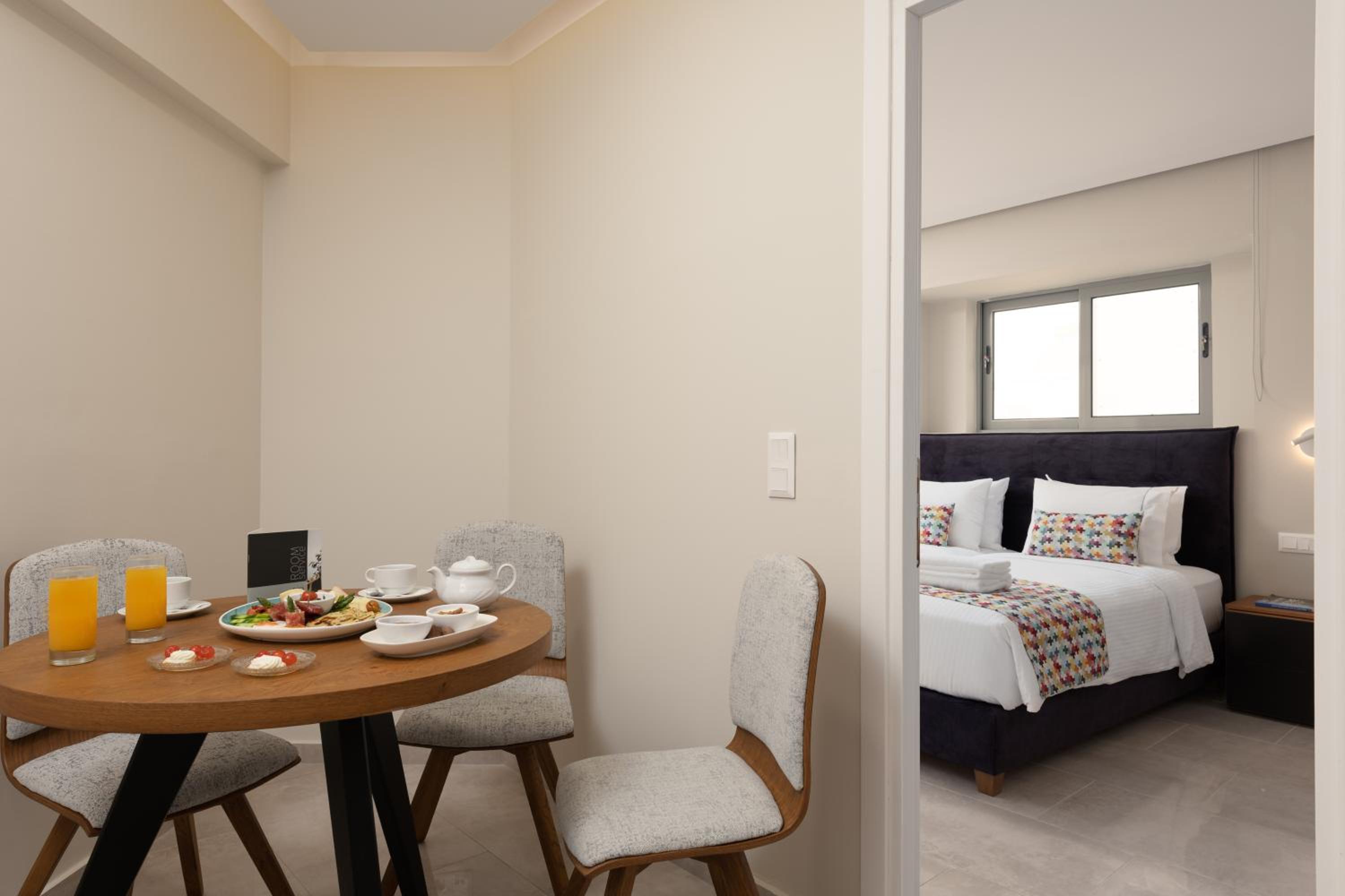 Deluxe Suite with Spa Bath thumbnail 6