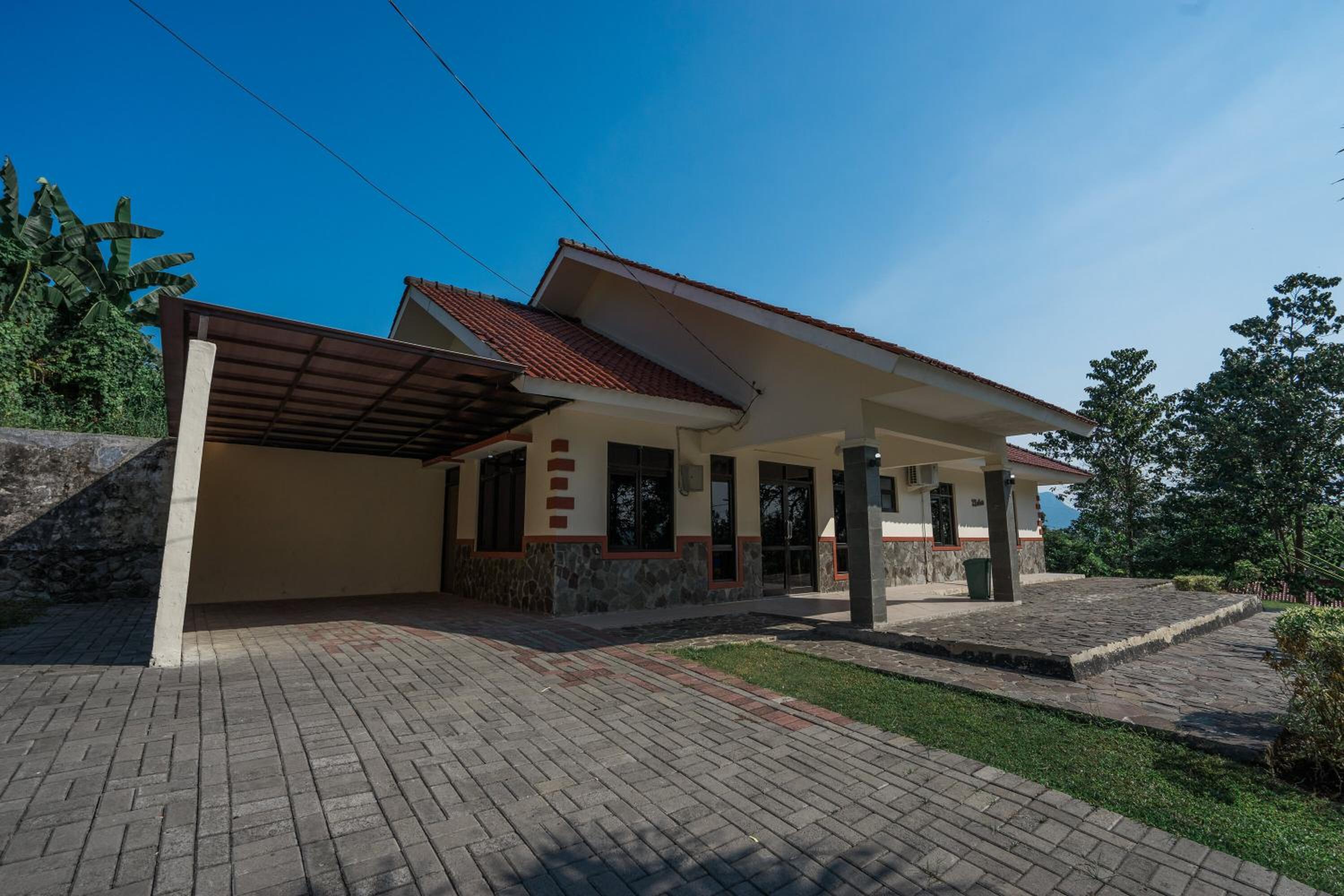 Four-Bedroom Bungalow - Photo 2