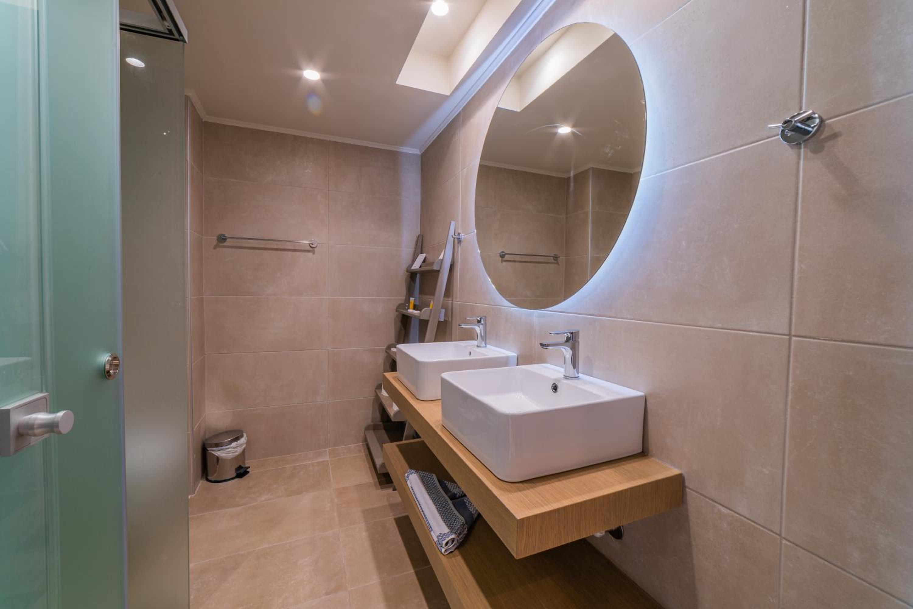 One-Bedroom Apartment (2 Adults + 1 Child) thumbnail 6