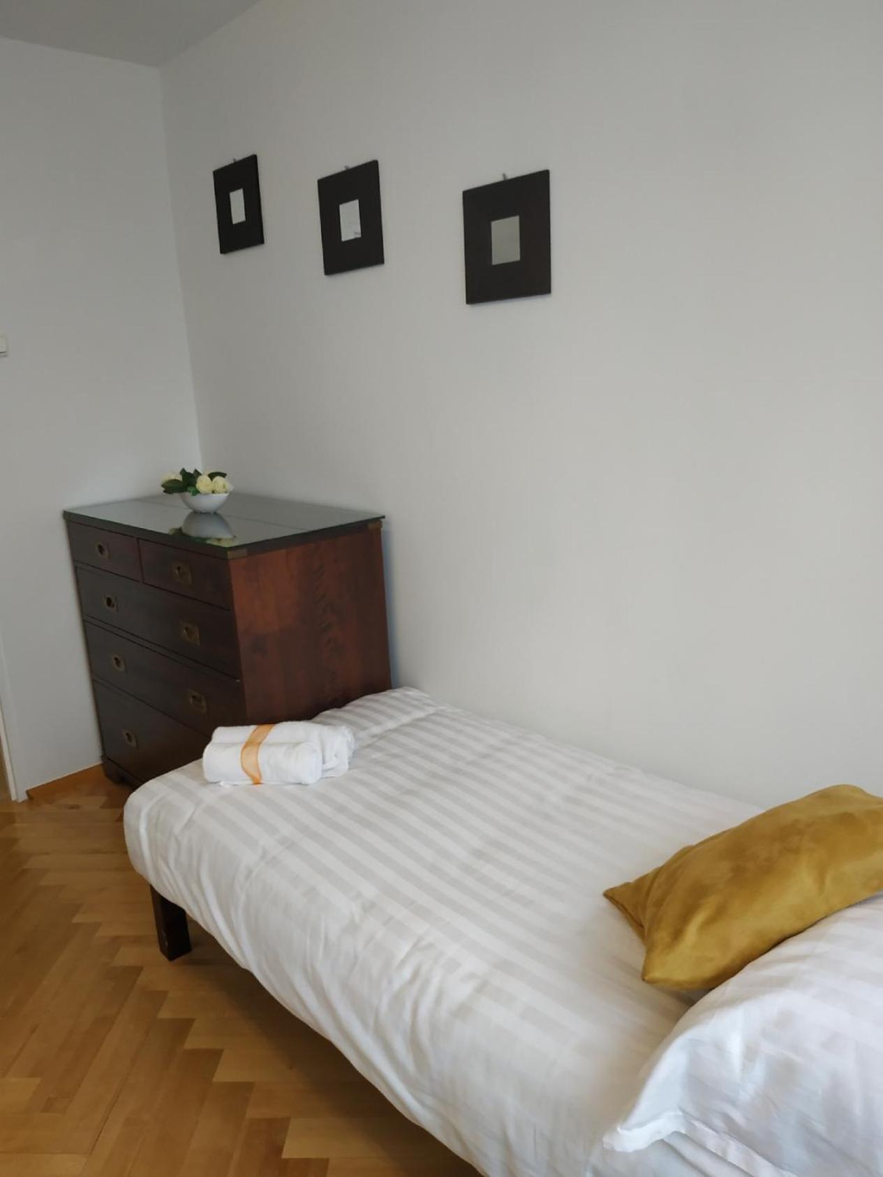 Apartment with Balcony - Photo 2