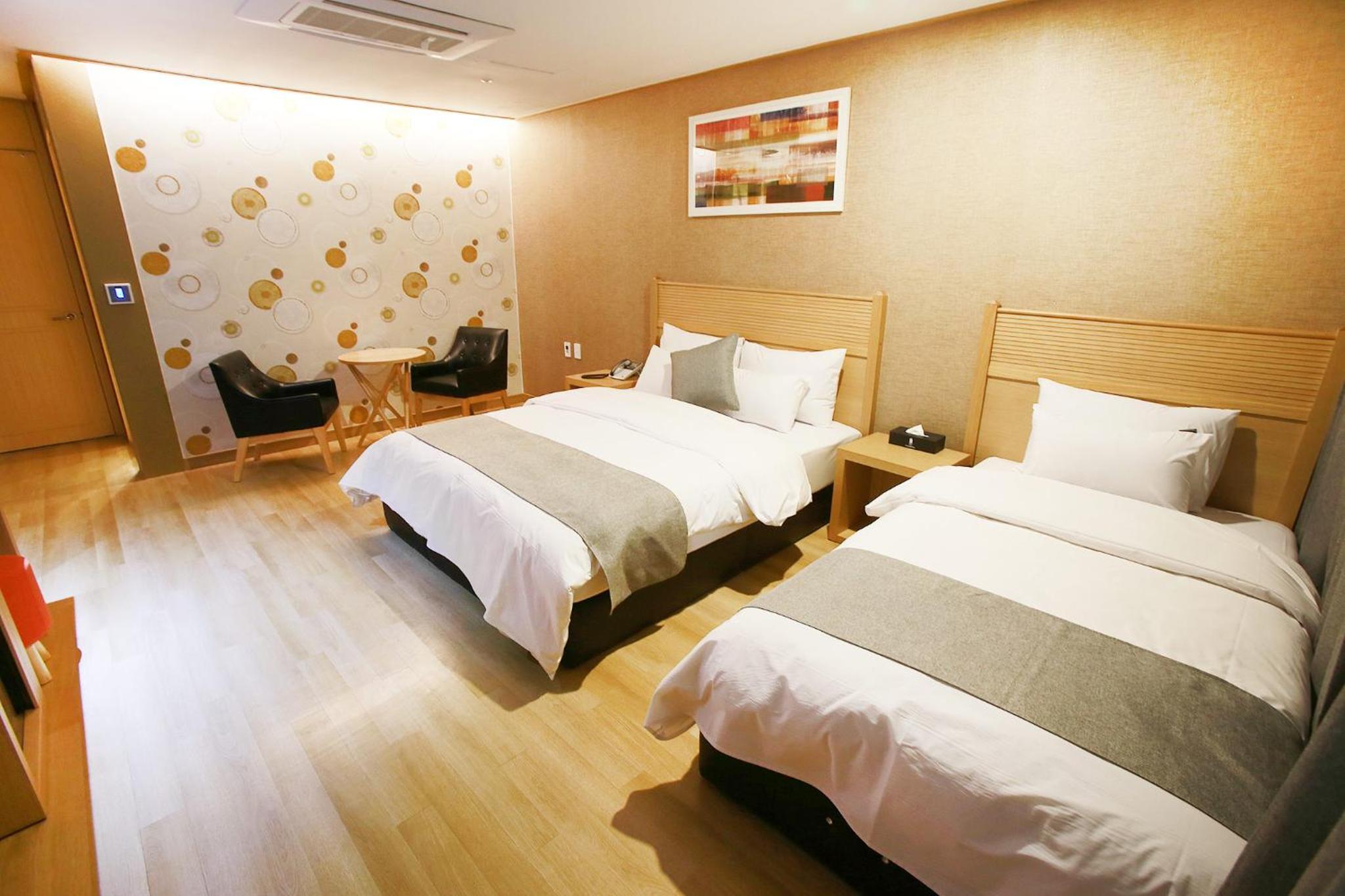 Deluxe Family Suite photo 3