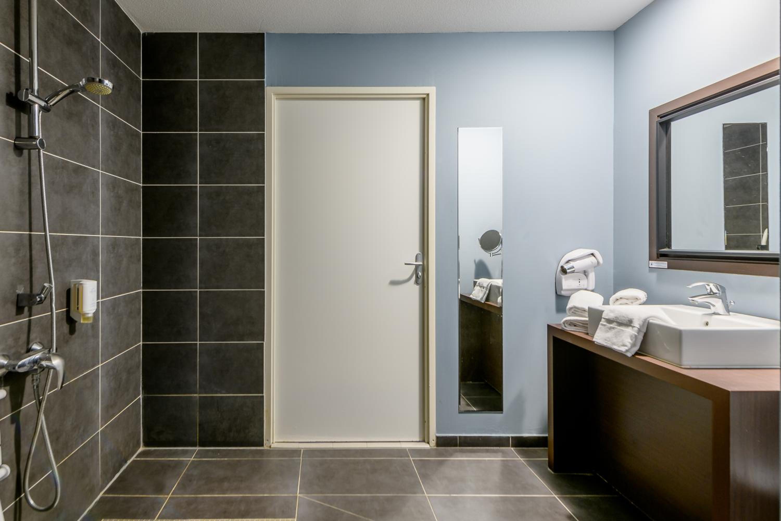 Suite - Photo 3