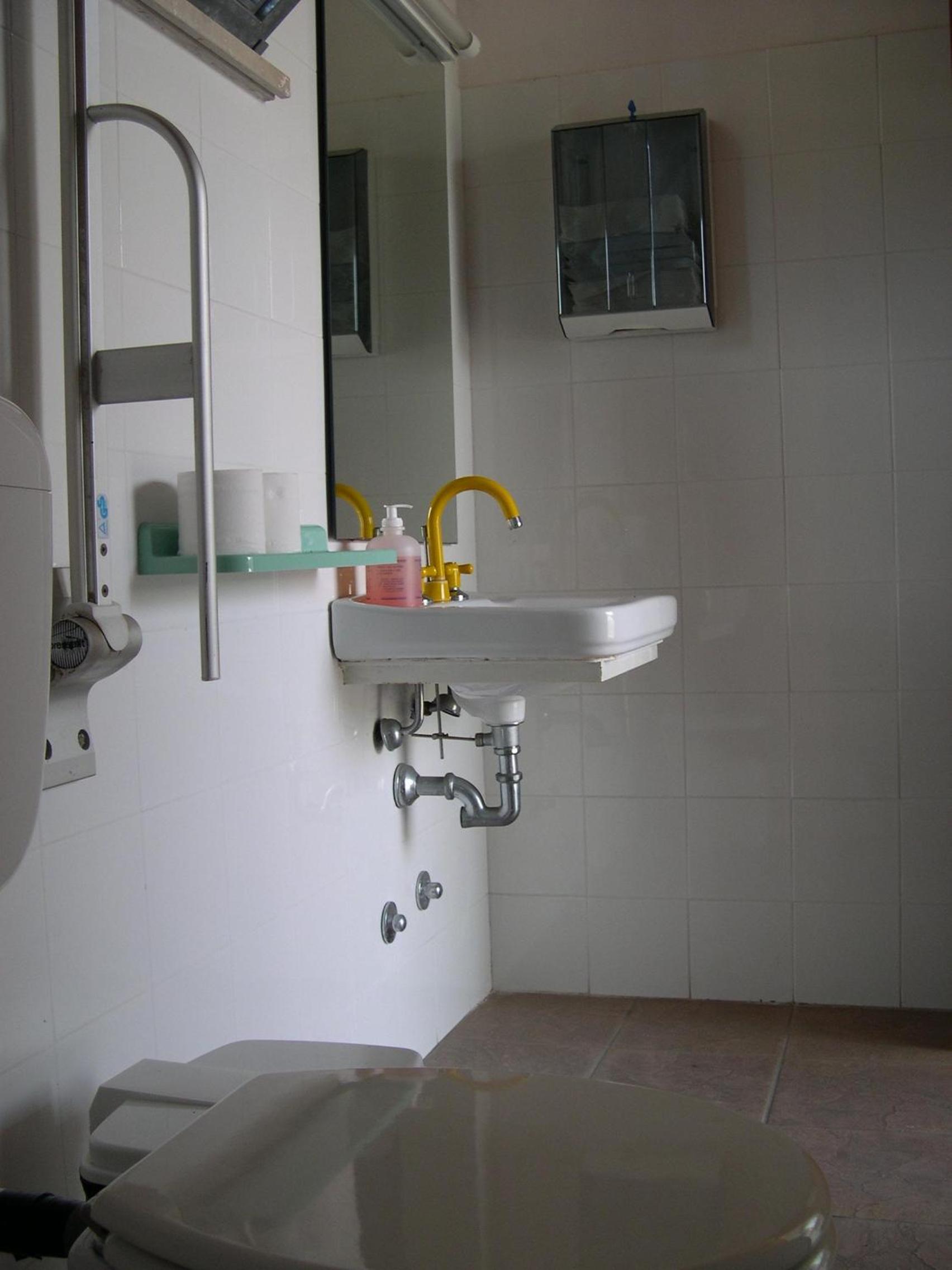 Quadruple Room - Disability Access photo 3