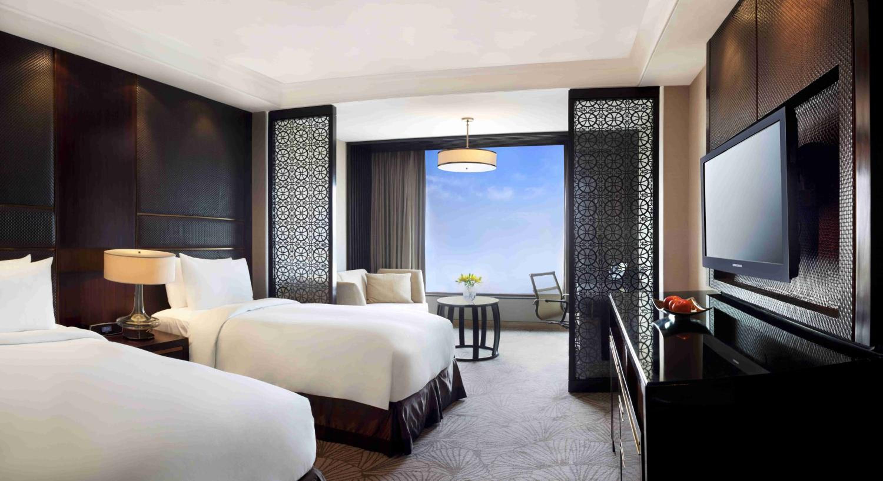 Standard King Room with Lounge Access - Photo 6