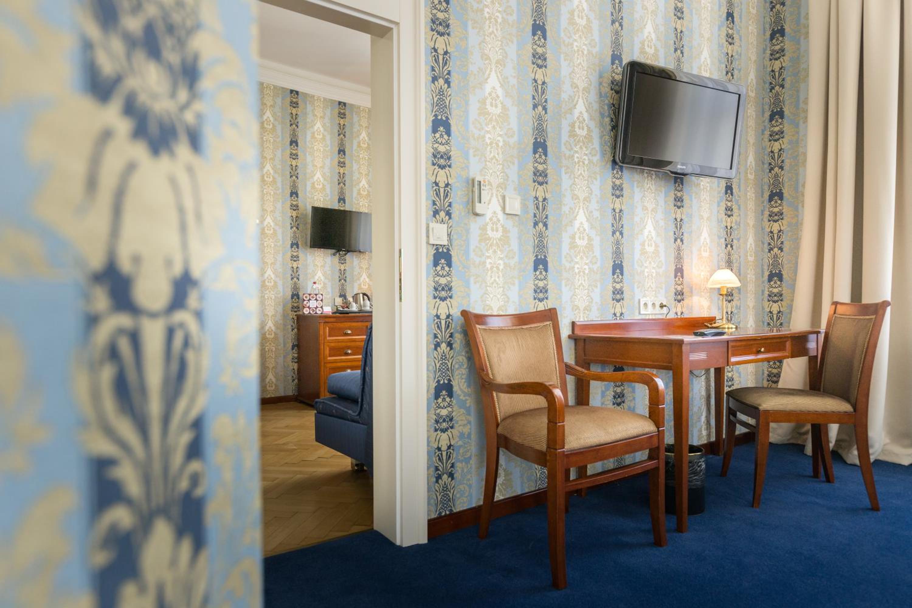 Executive Suite thumbnail 6