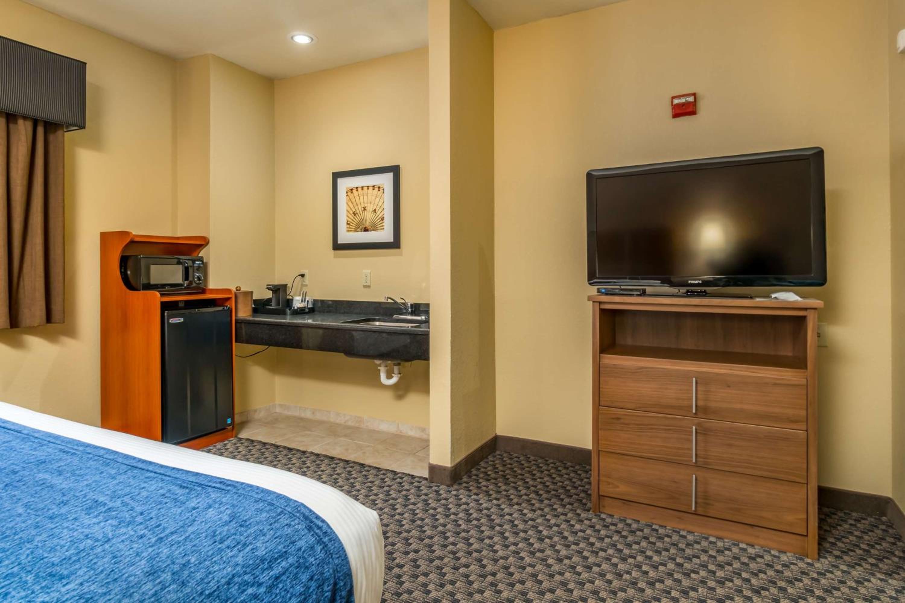 King Room with Larger Room and Roll-In Shower - Mobility Accessible/Non-Smoking photo 1