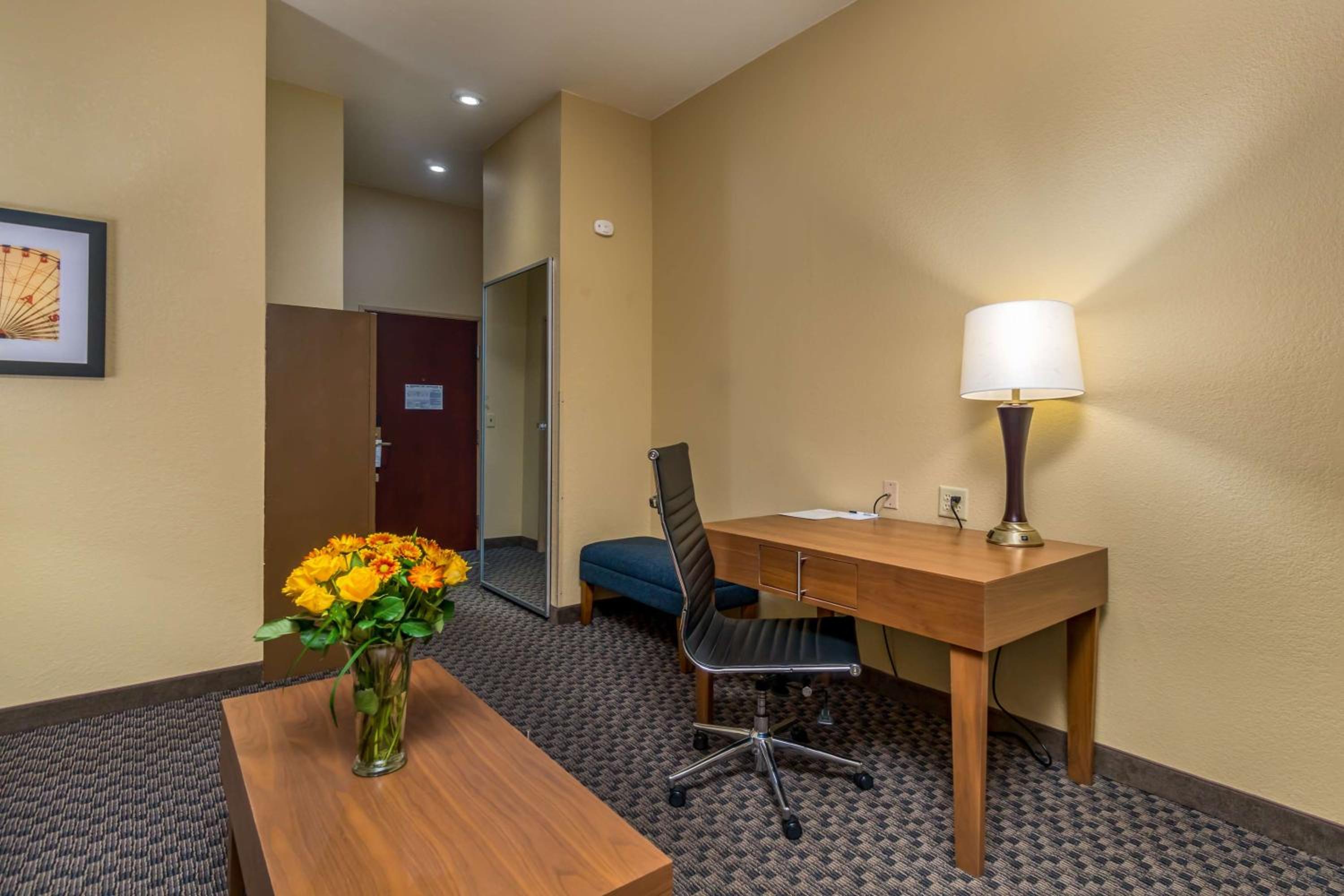 Queen Room with Two Queen Beds - Pet Friendly/Non-Smoking photo 2