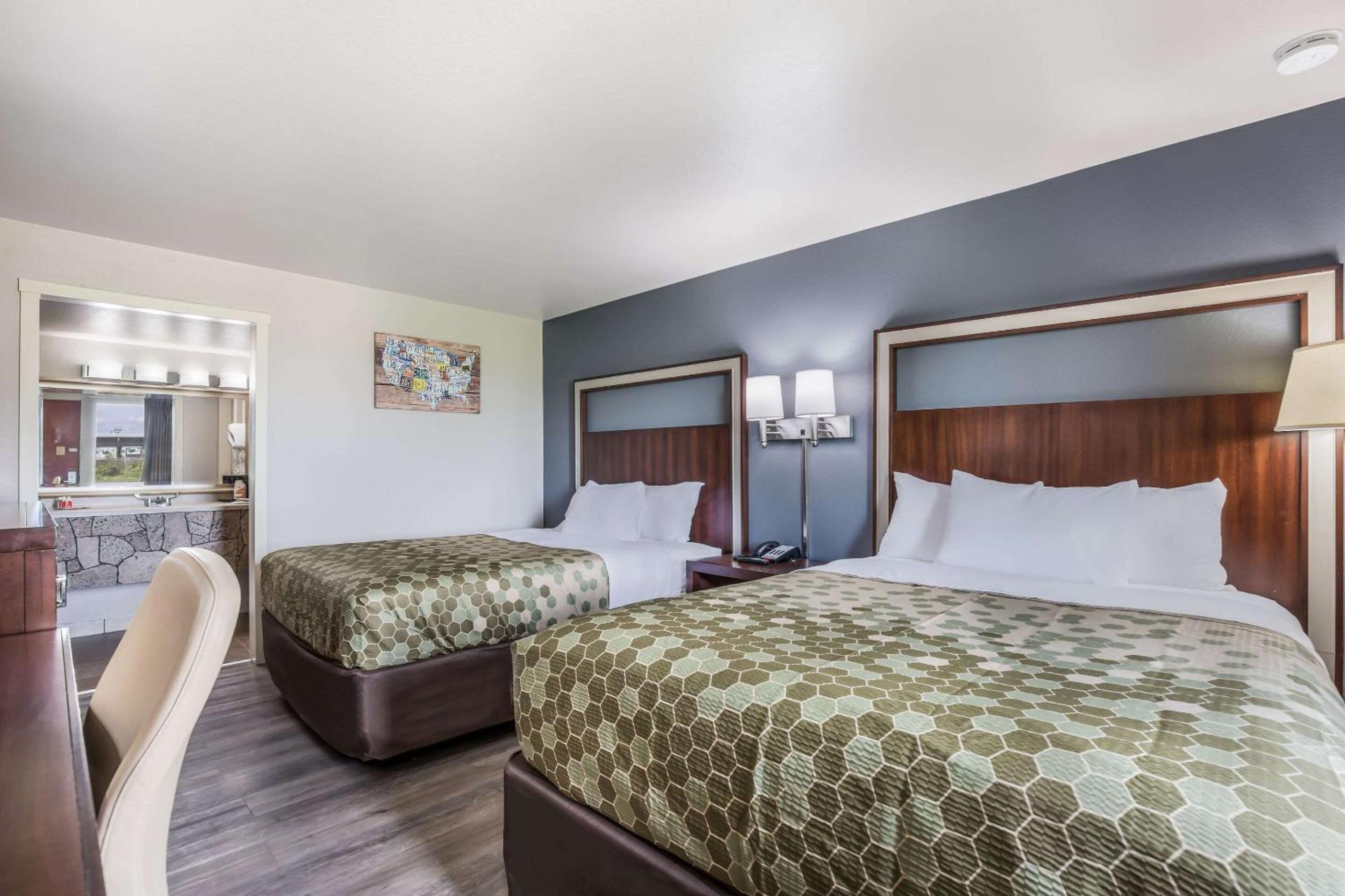 Standard Queen Room with Two Queen Beds - Non-Smoking - Photo 1