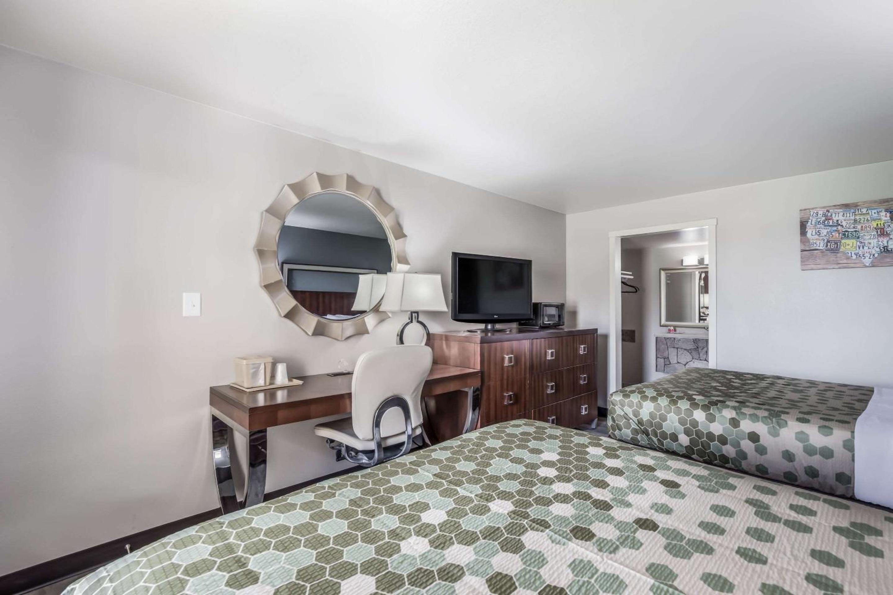 Standard Queen Room with Two Queen Beds - Non-Smoking - Photo 4