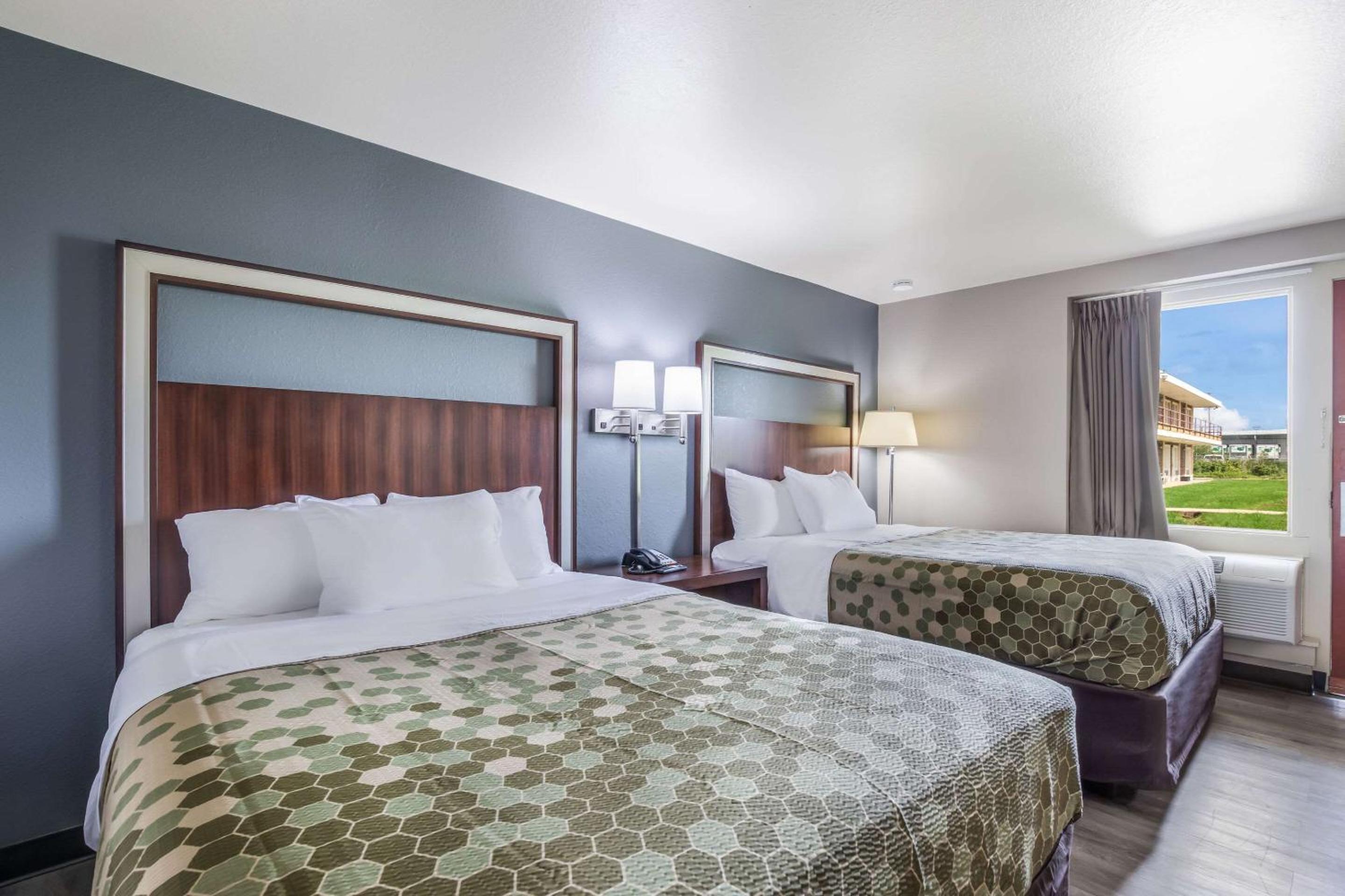 Standard Queen Room with Two Queen Beds - Non-Smoking - Photo 2
