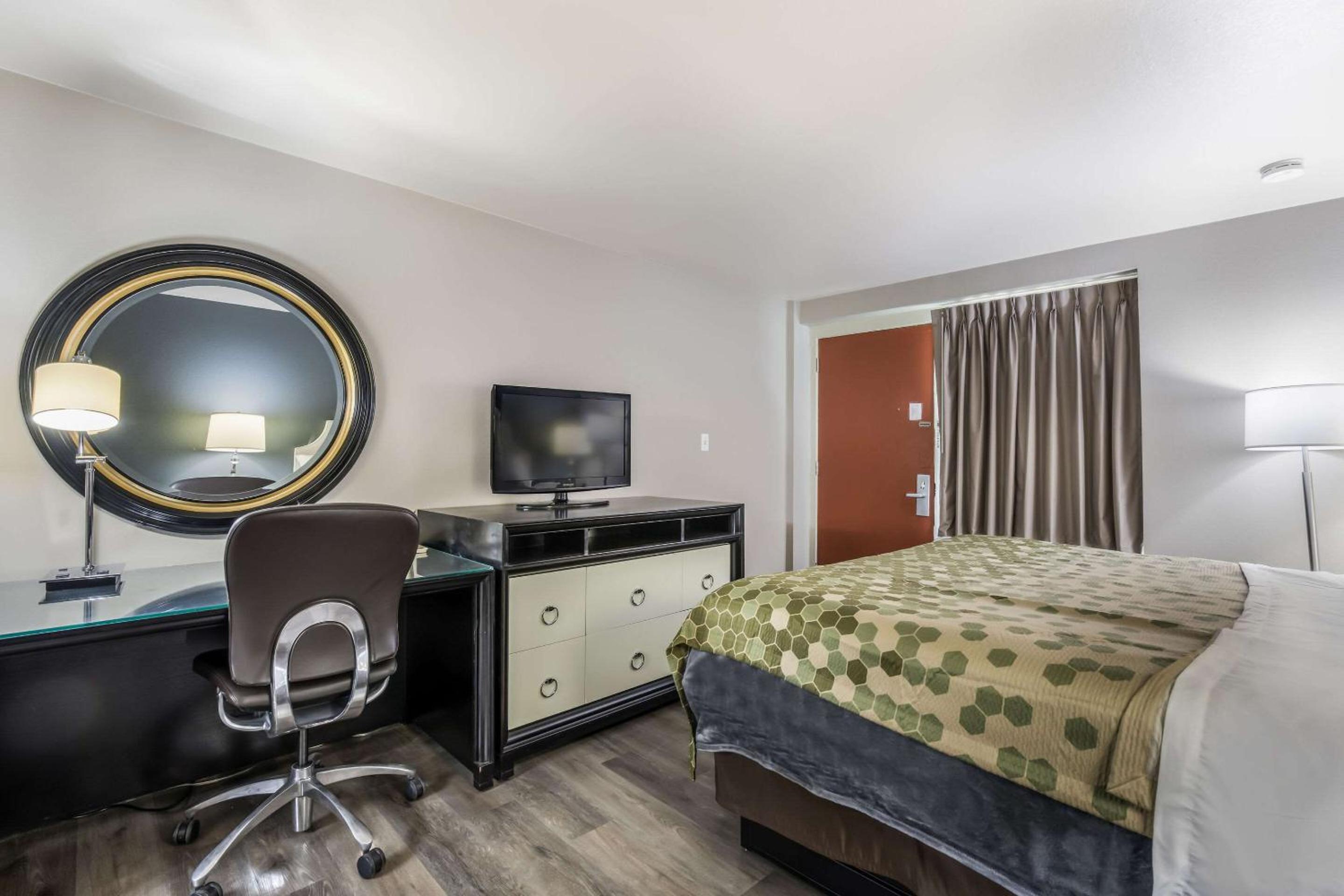 Standard King Room - Non-Smoking  - Photo 2