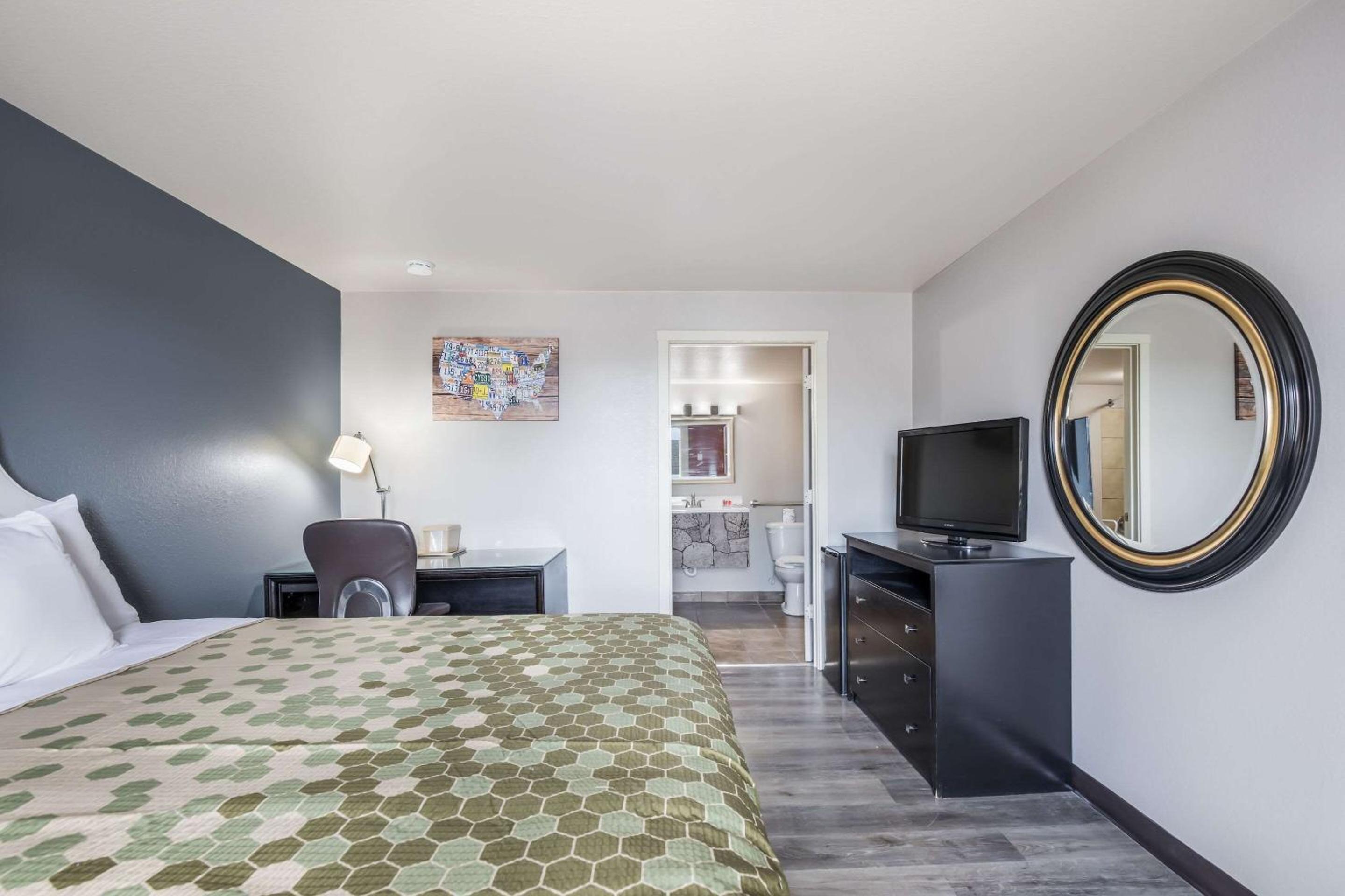 King Room - Accessible/Non-Smoking - Photo 2