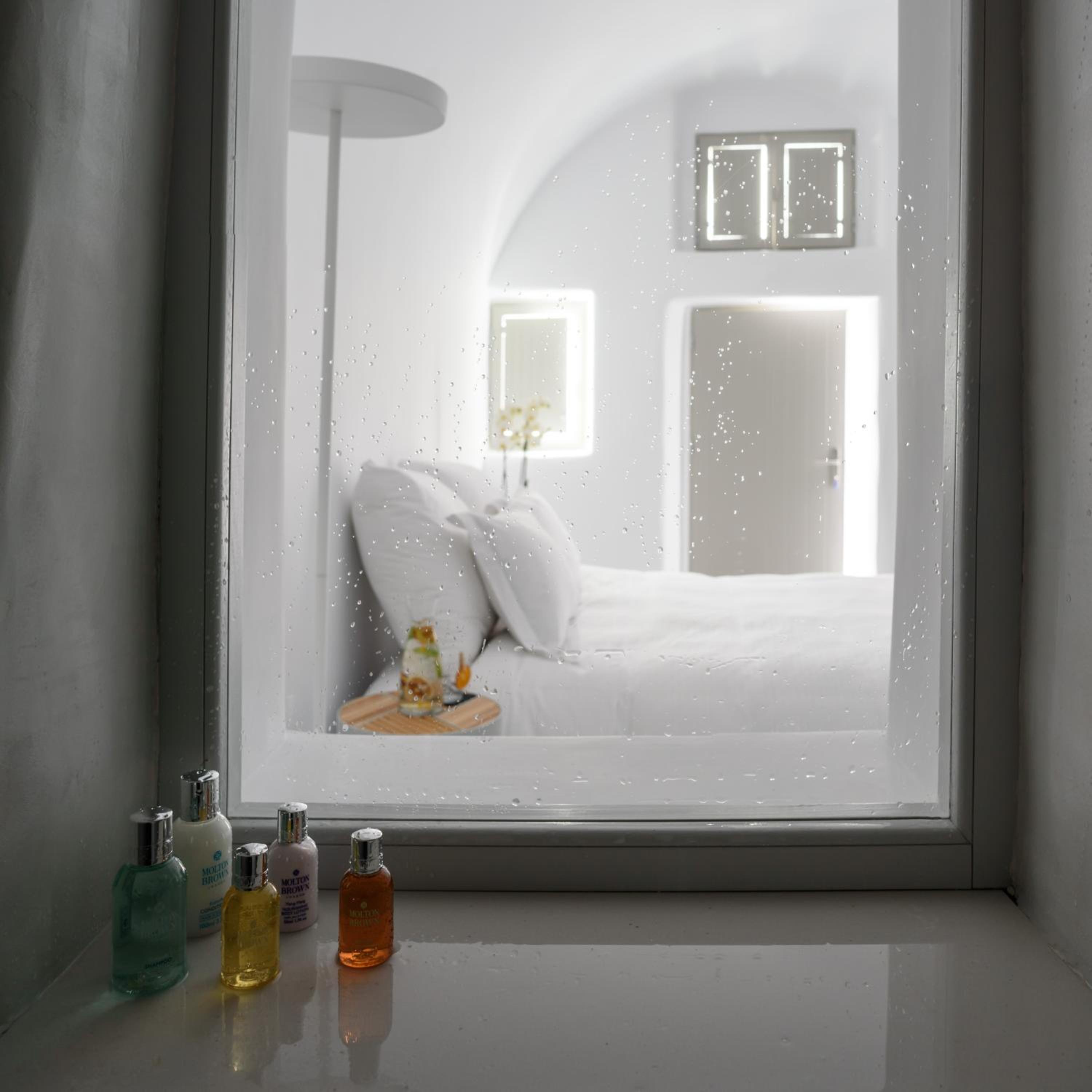 Premium Suite with private outdoor heated plunge pool and Caldera view photo 2
