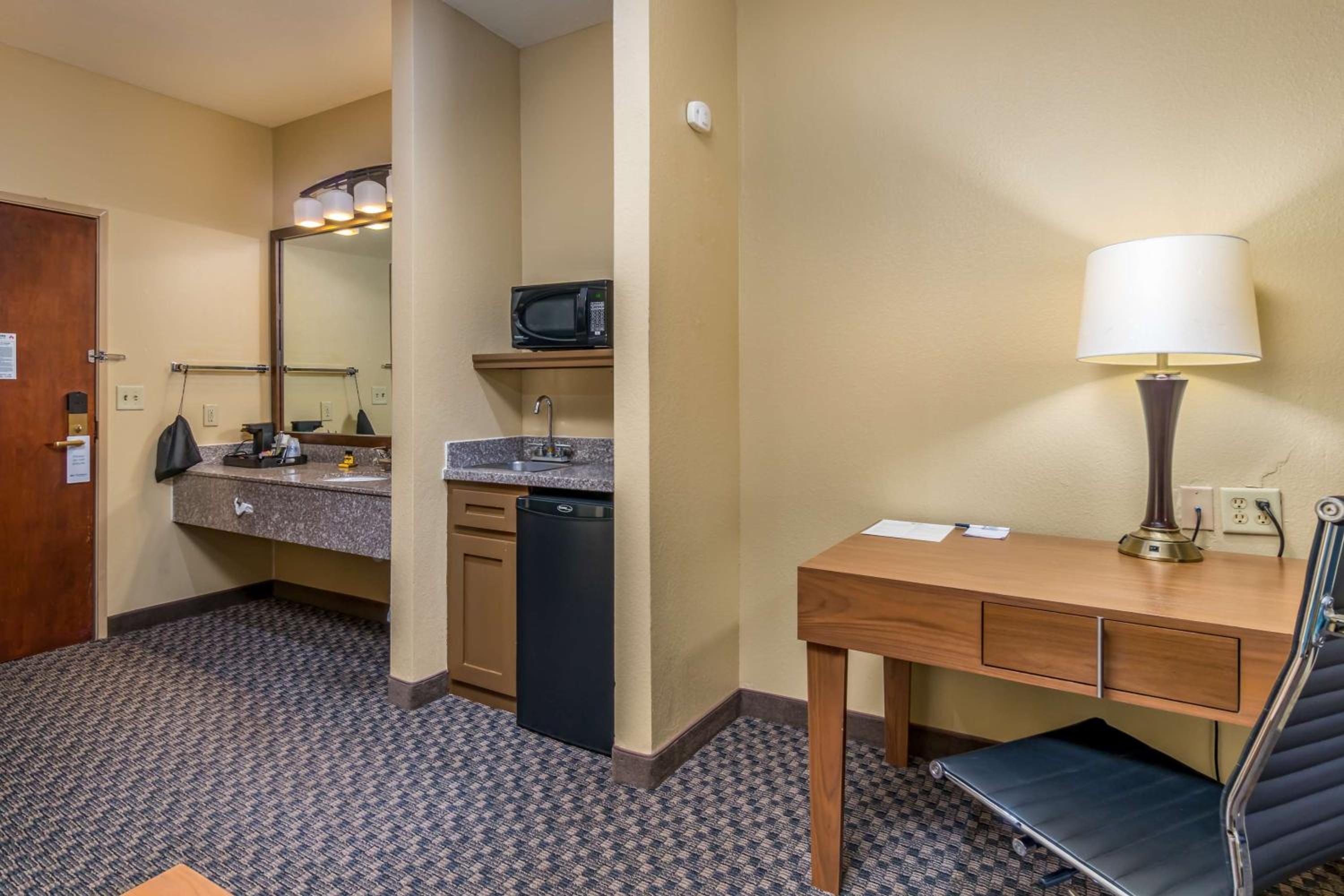 Queen Room with Two Queen Beds - Pet Friendly/Non-Smoking photo 3